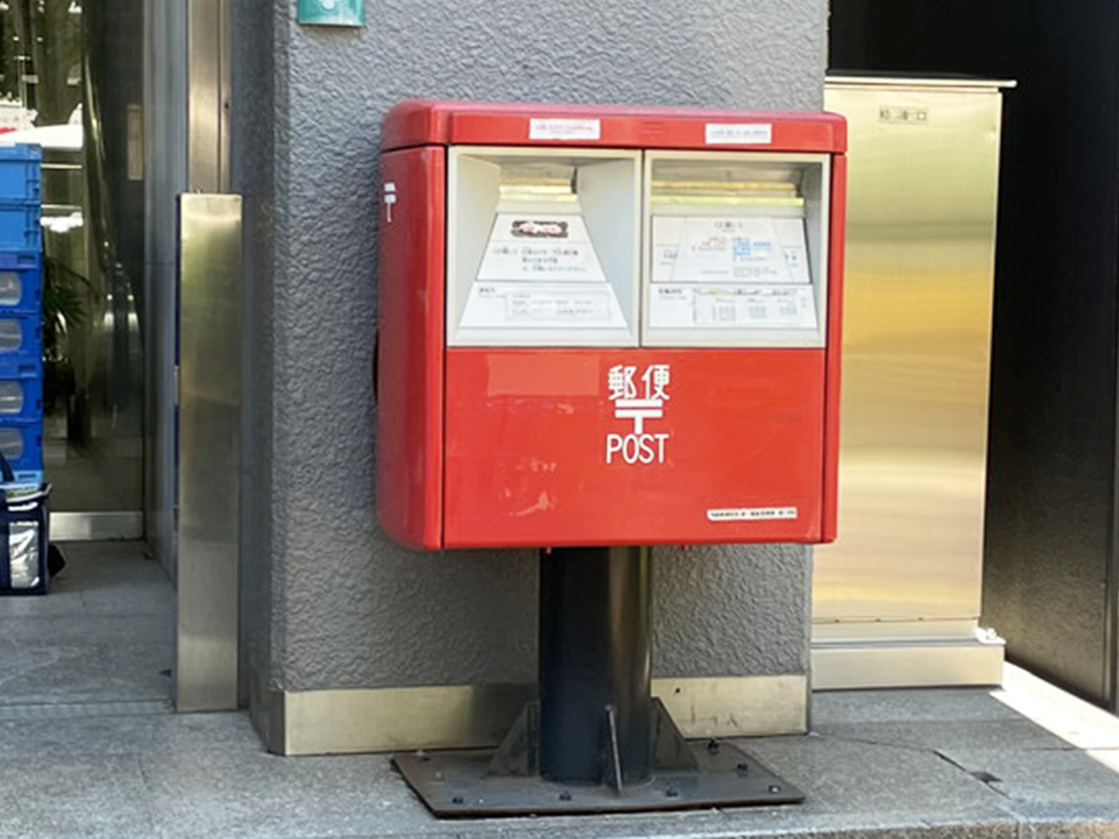 隣にあるポスト
