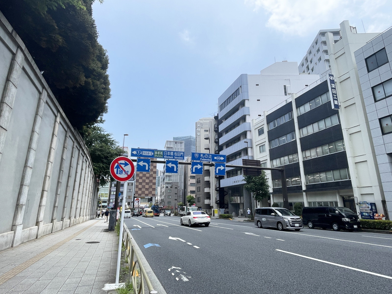 第一奈半利川ビル前面の桜田通り