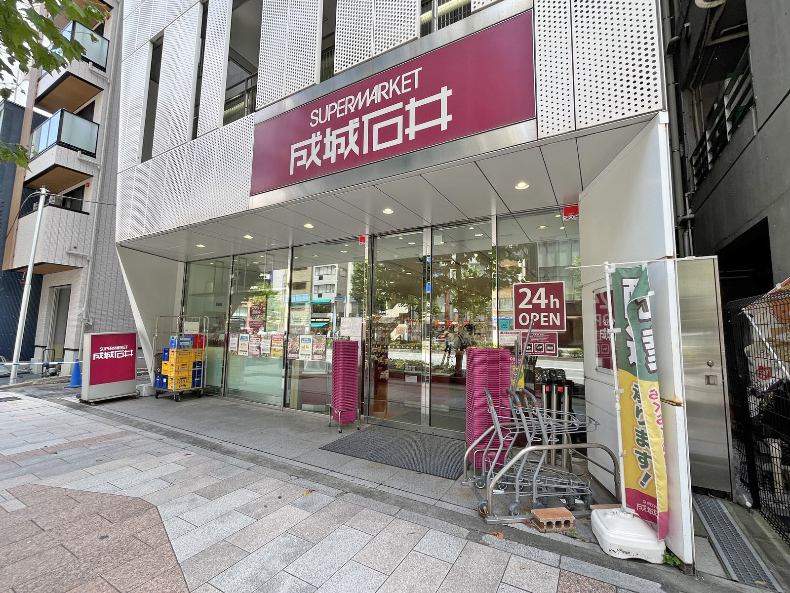 同じ並びの成城石井 神保町店