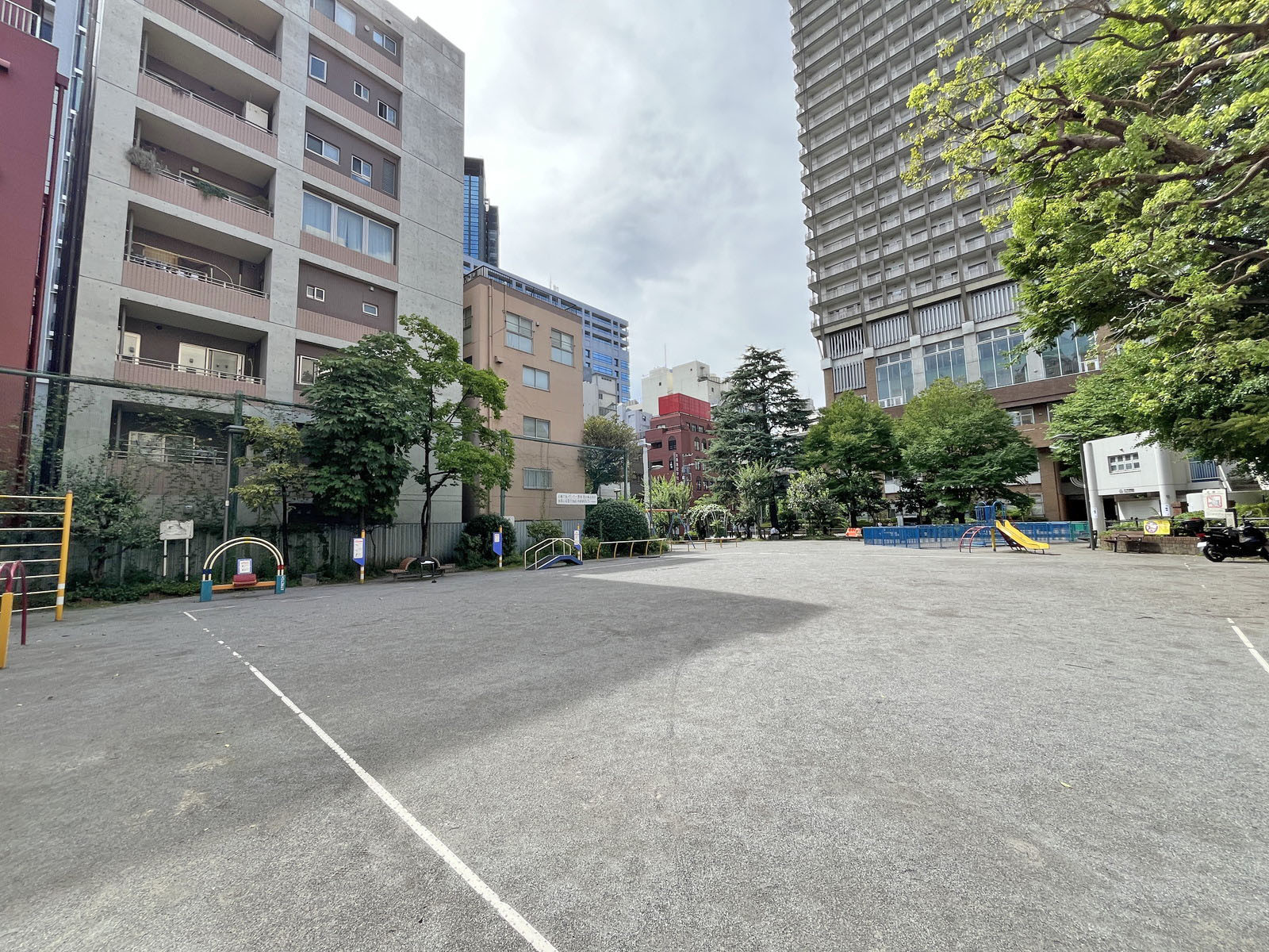 徒歩1分の西神田公園