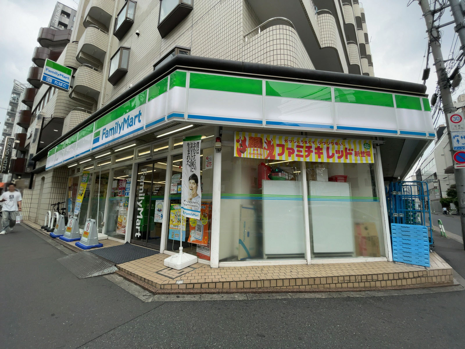 徒歩1分のファミリーマート ピソ池袋店