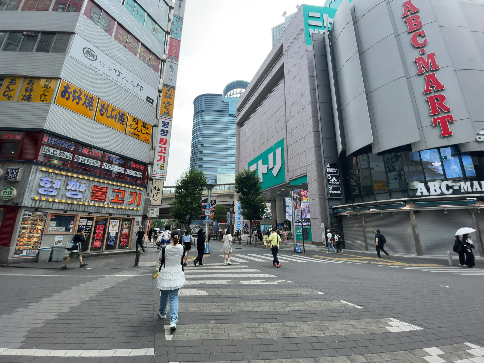 ラグーン池袋ビル前面の通り