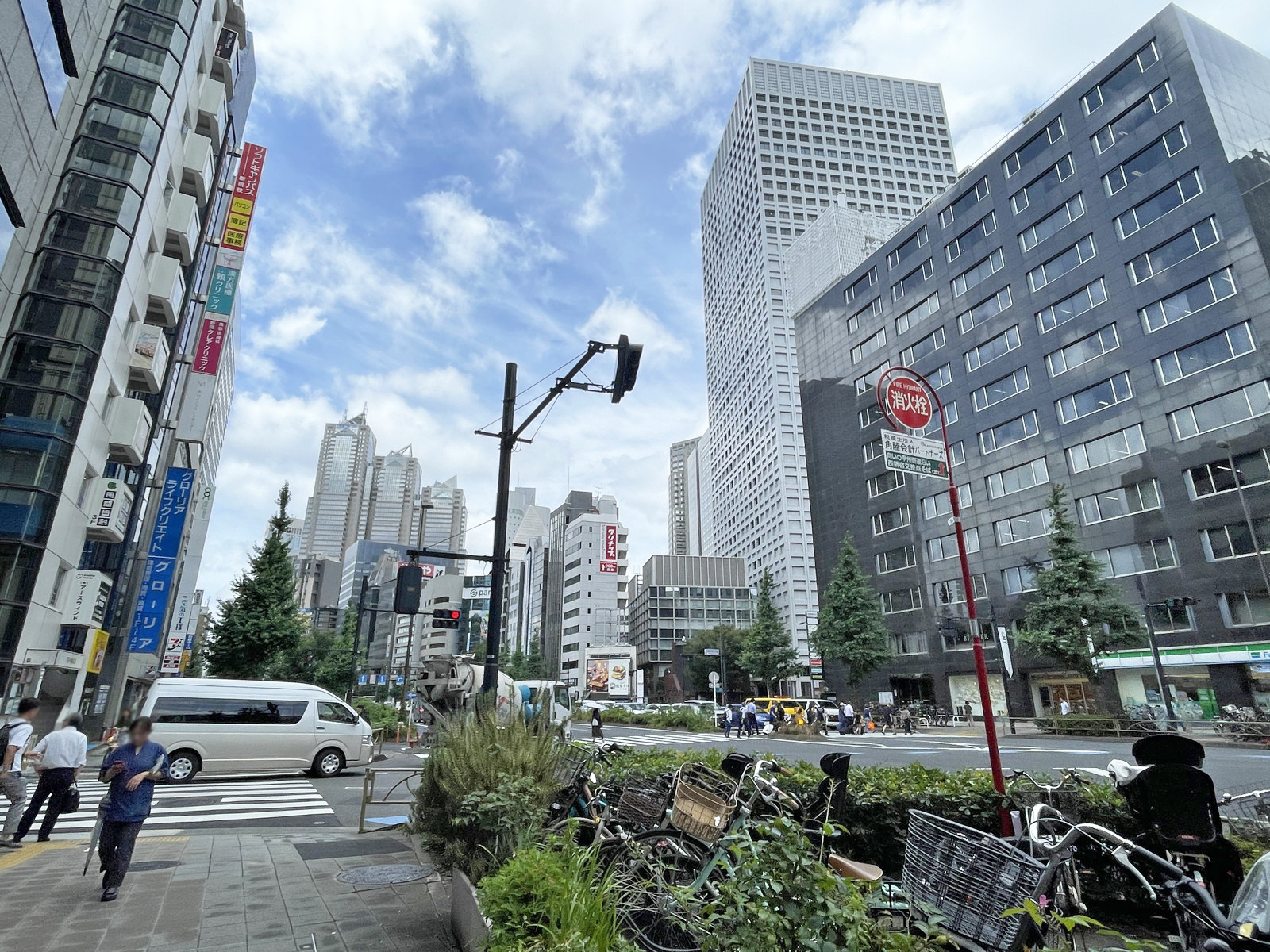 NKビル前面の甲州街道