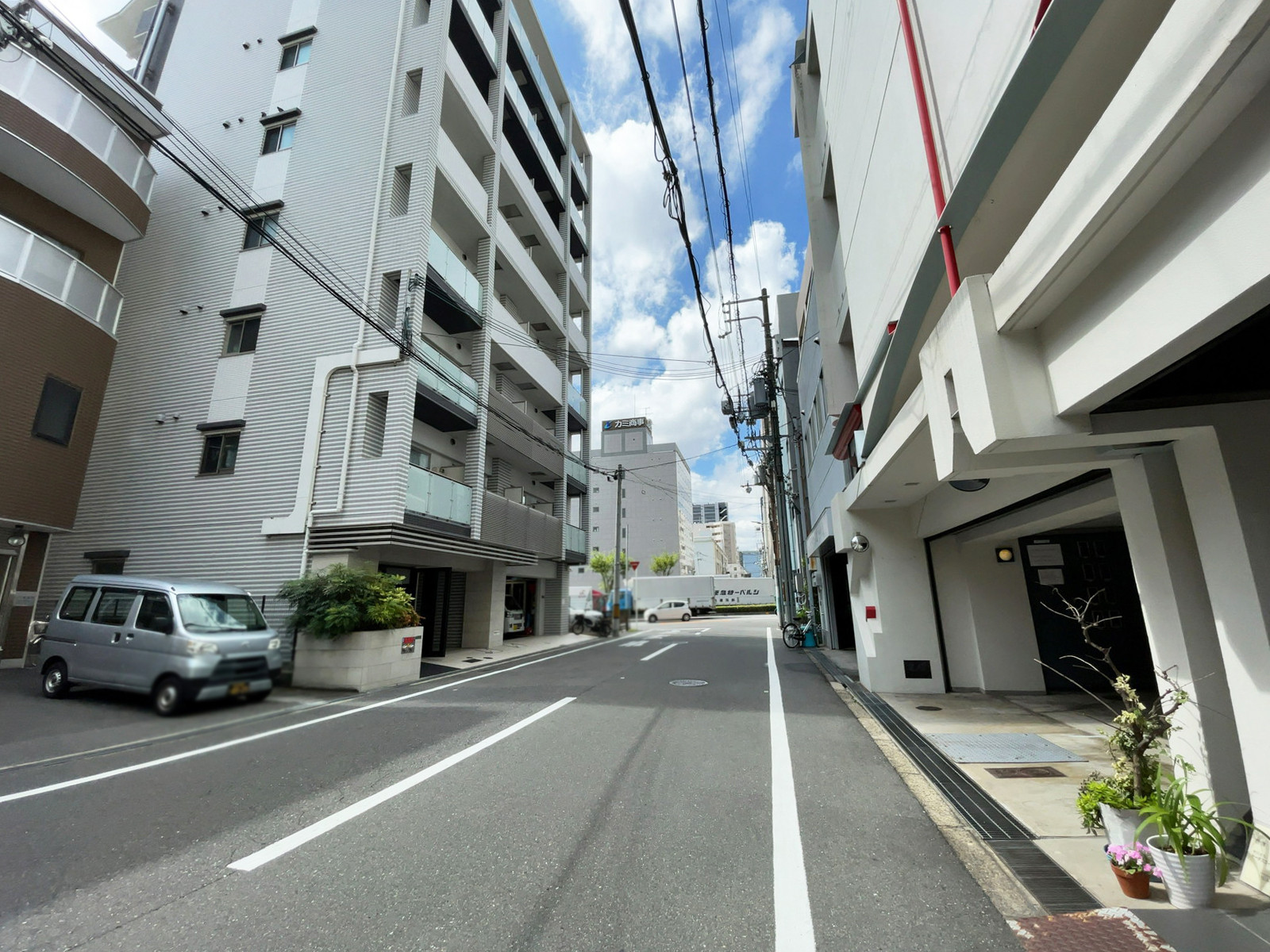 丸光ビル前面の通り