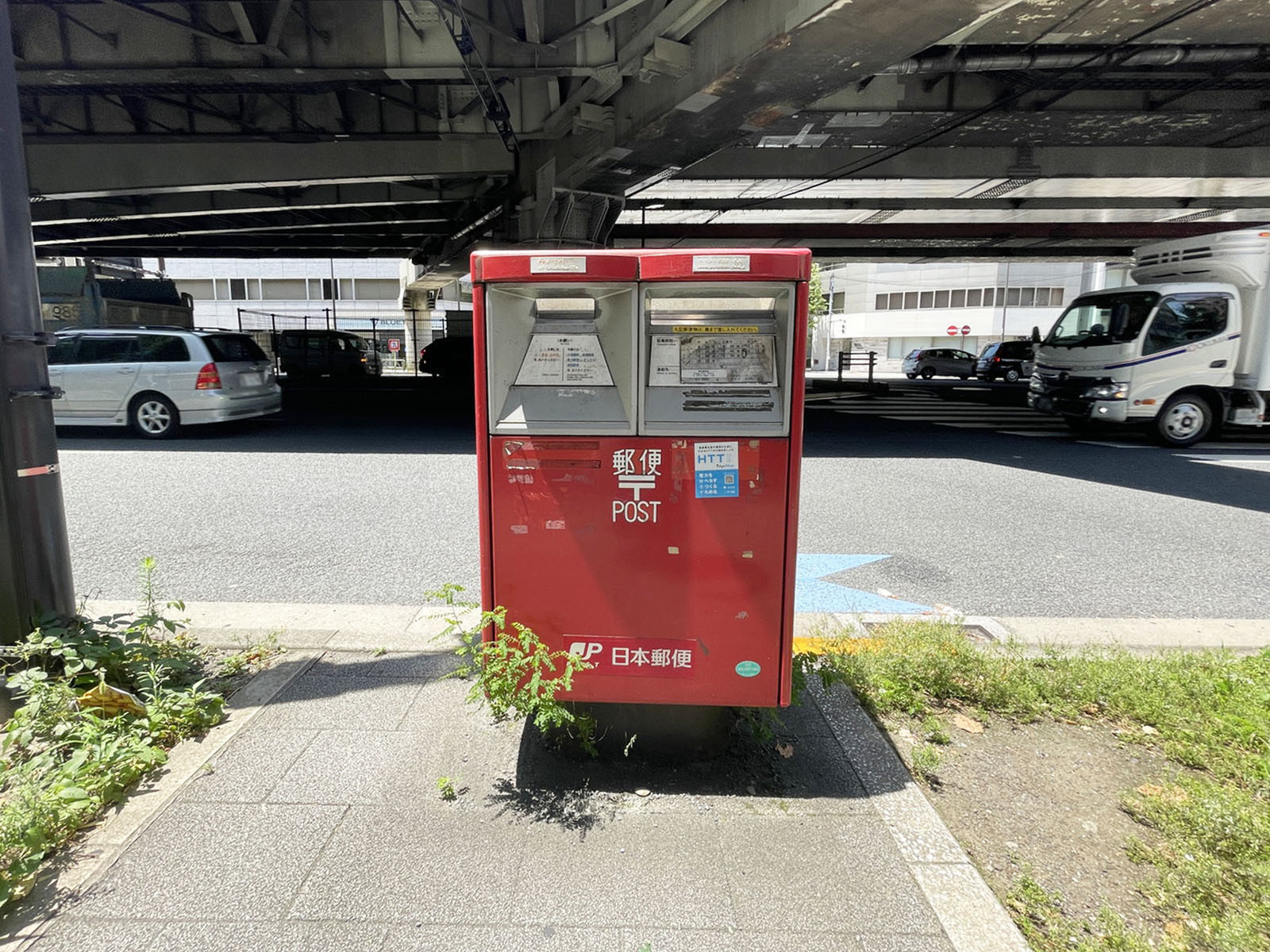 ビル前の郵便ポスト