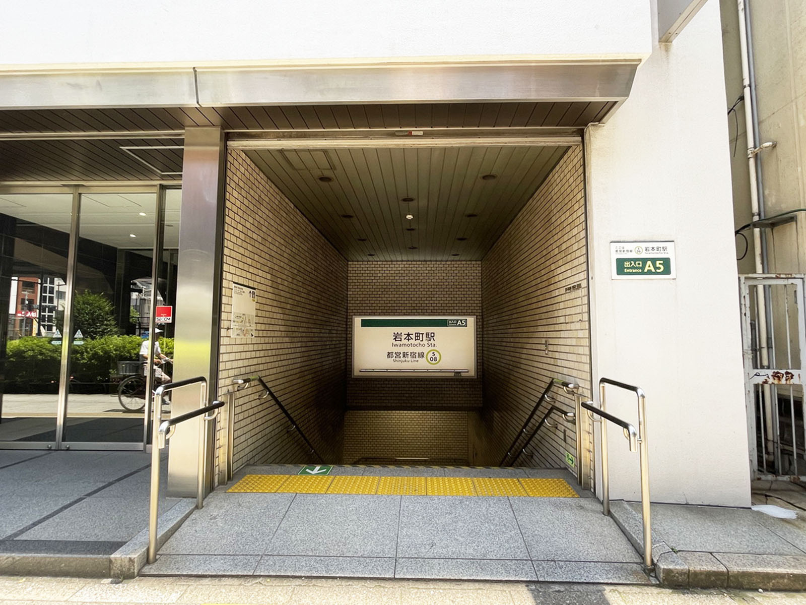最寄りの「岩本町駅」