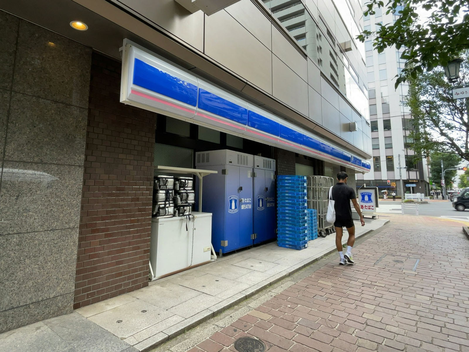徒歩2分のローソン 王子ホールディングス1号館店