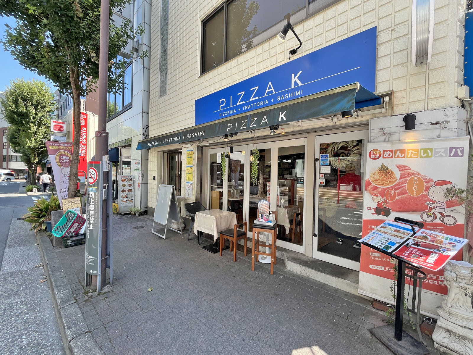 付近には飲食店が充実