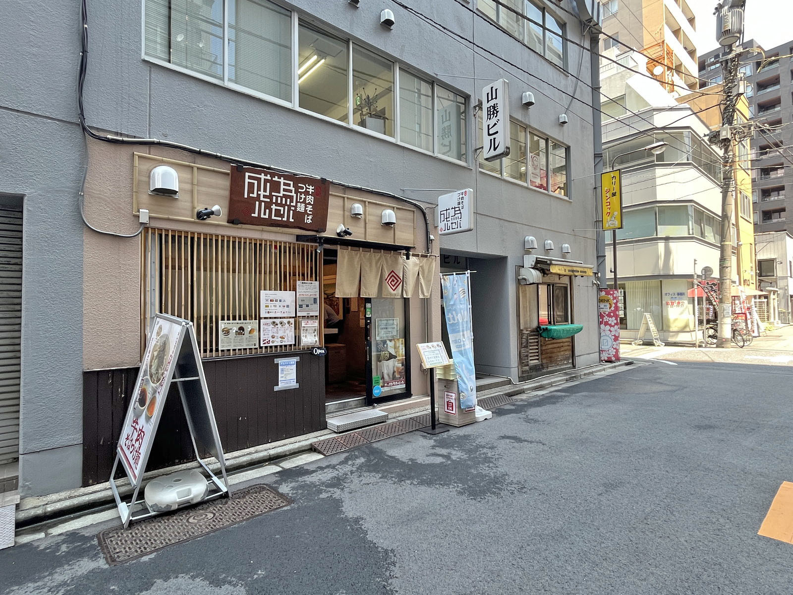 付近には飲食店が充実