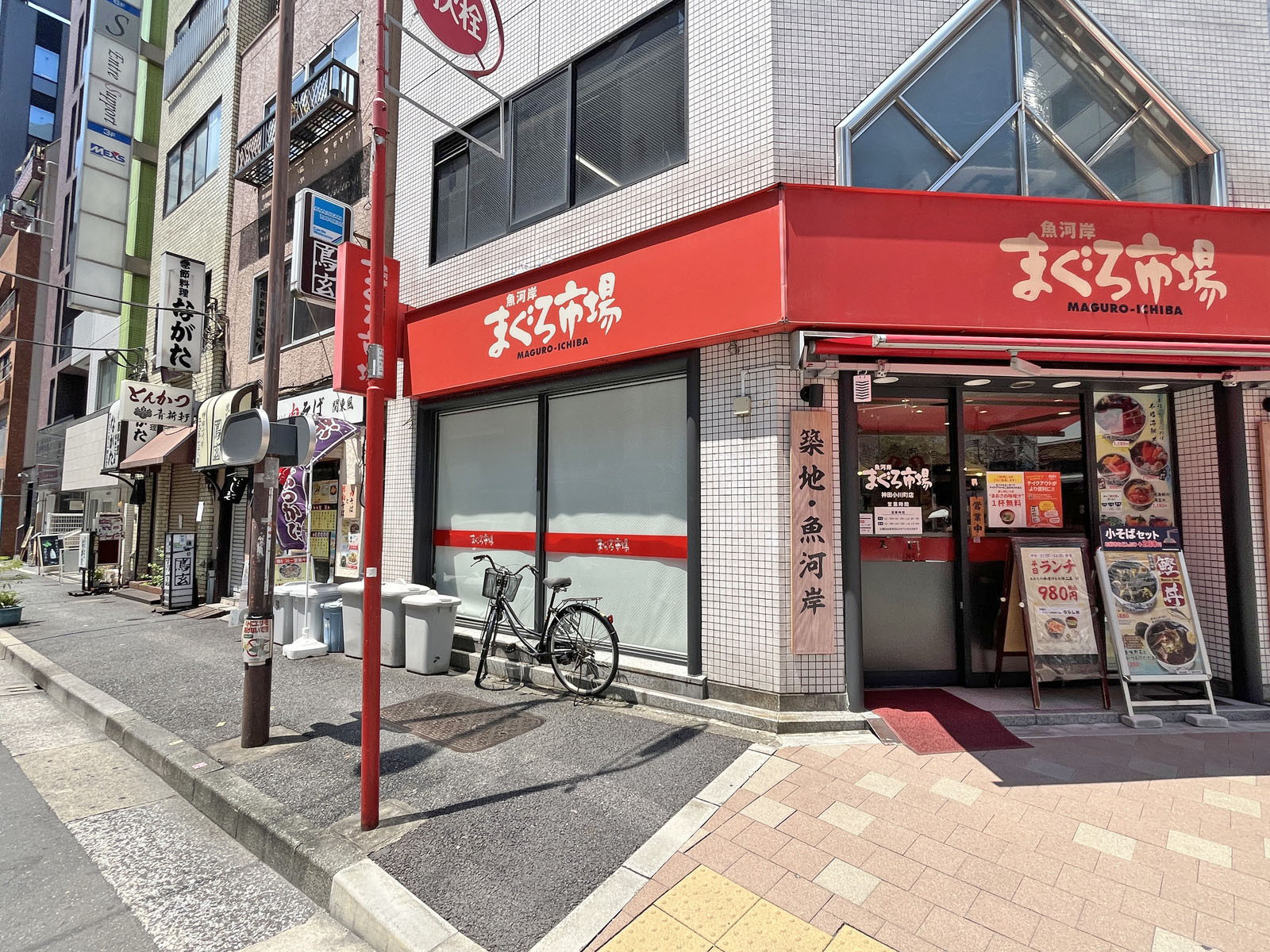 付近には飲食店が充実