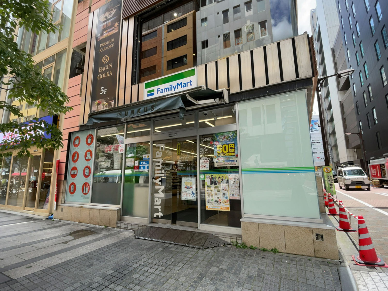 徒歩2分のファミリーマート 銀座八丁目店