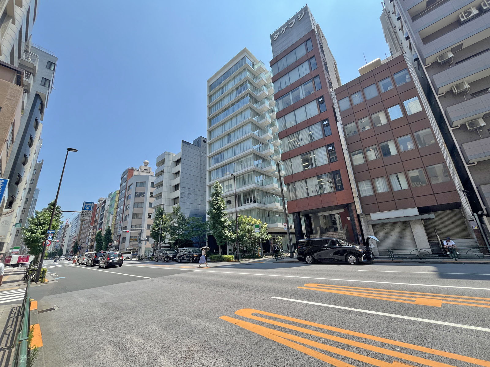 宮地ビル本館前面の春日通り