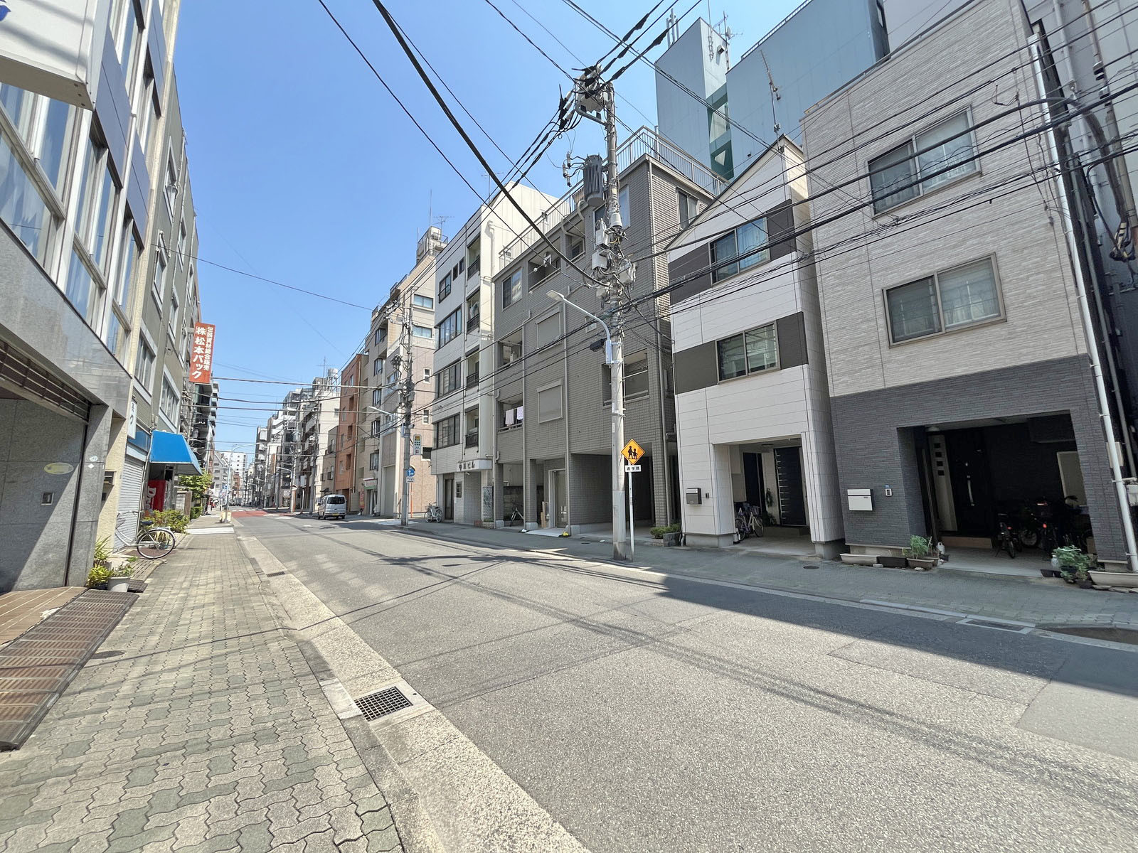 まどかビル前面通り