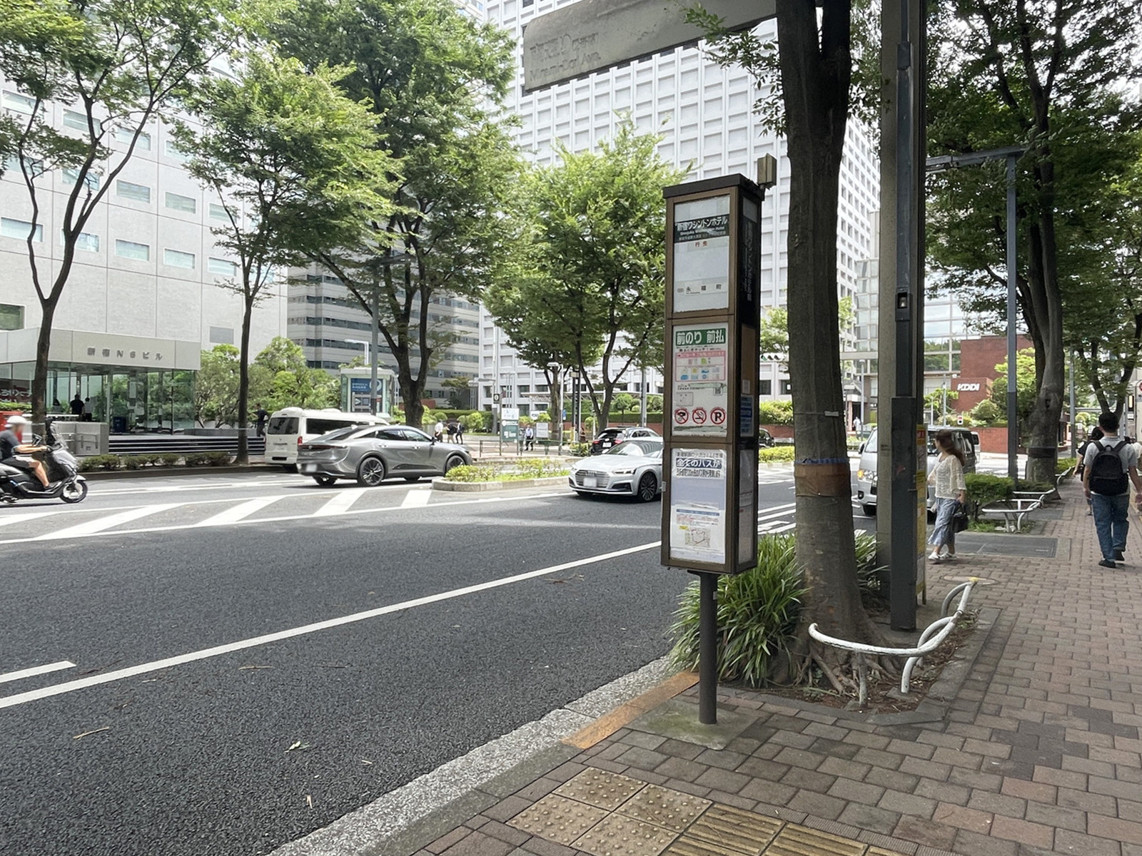 ビル前のバス停「新宿ワシントンホテル前」