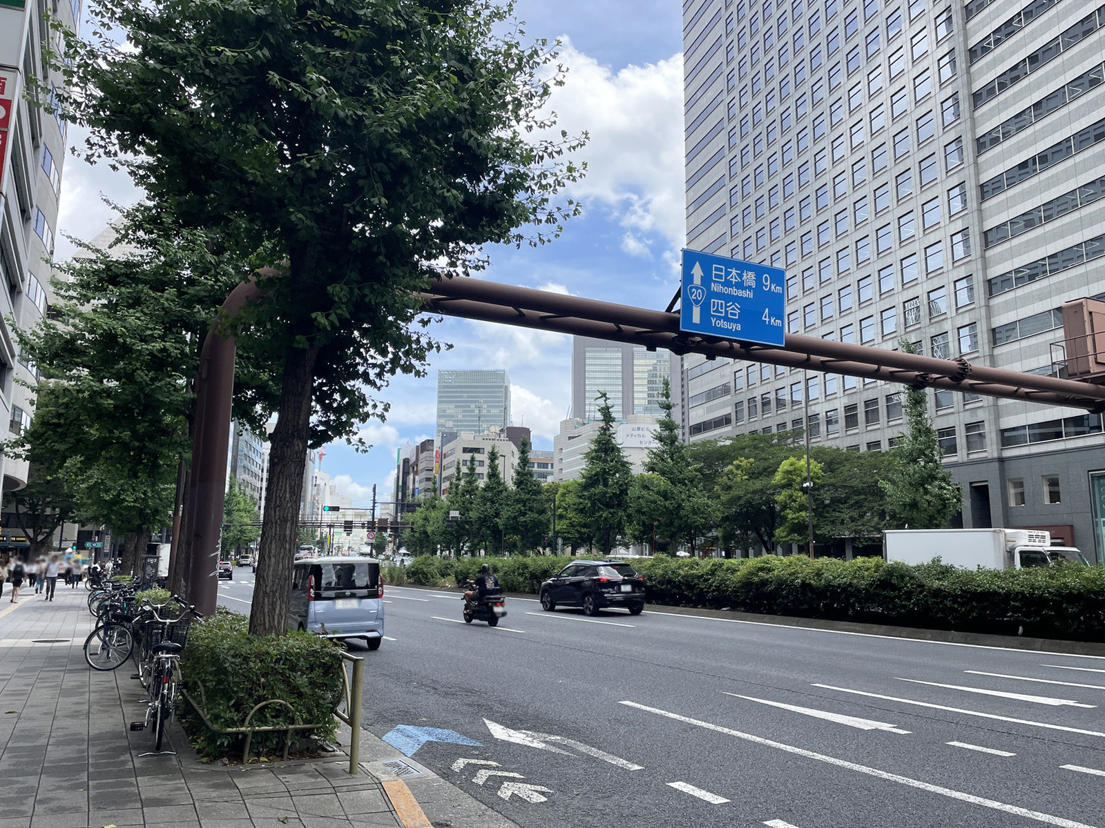 KDX新宿ビル前面の甲州街道