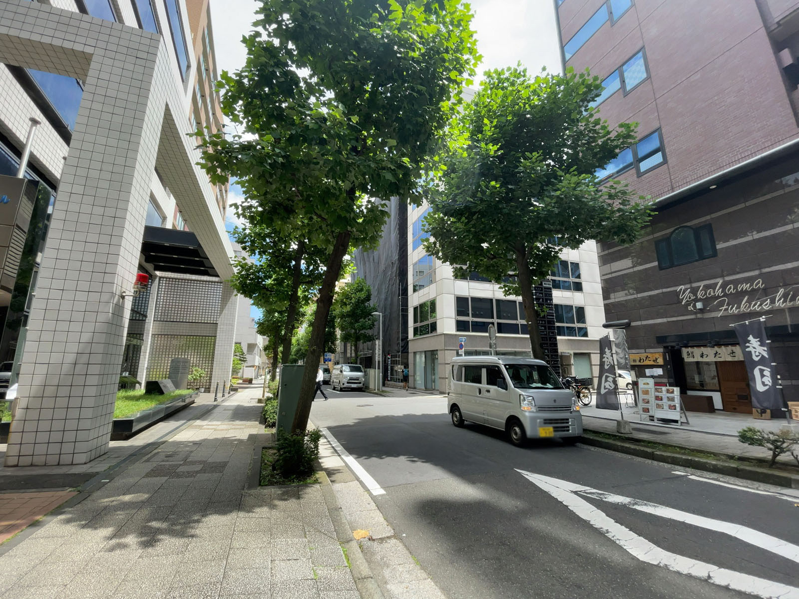 横浜関内地所ビル前面の通り