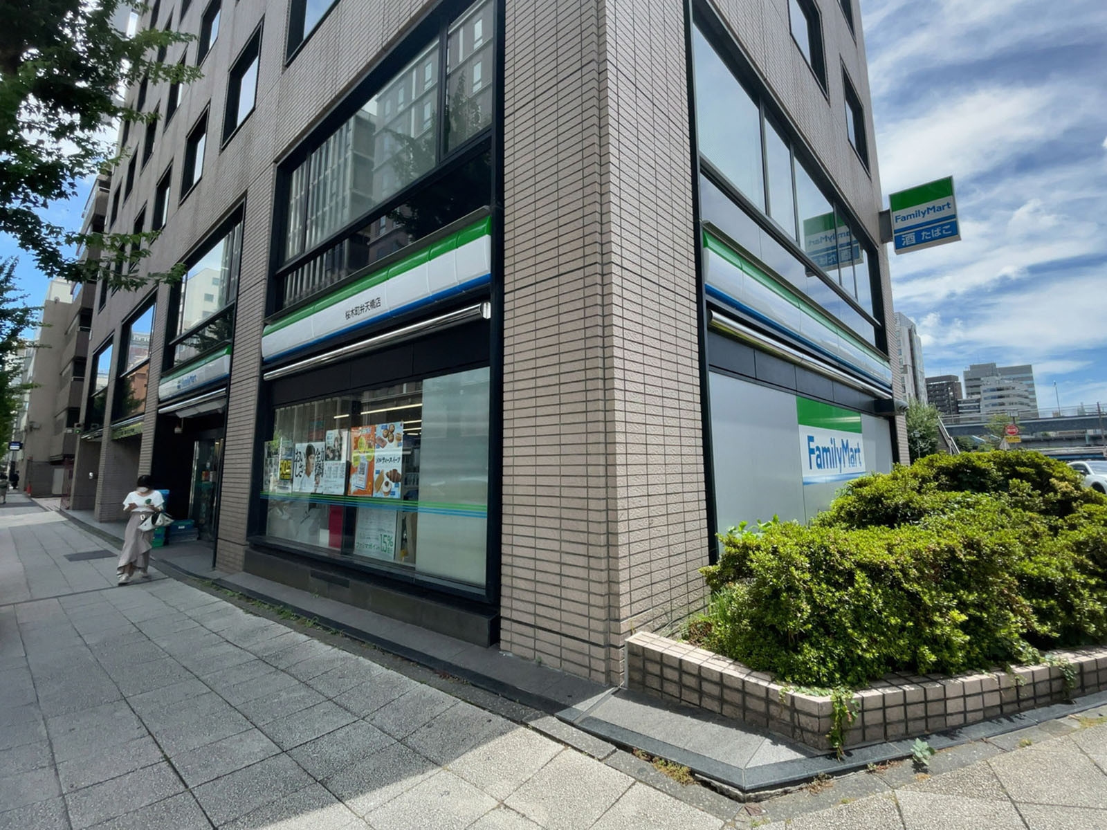 徒歩2分のファミリーマート 桜木町弁天橋店