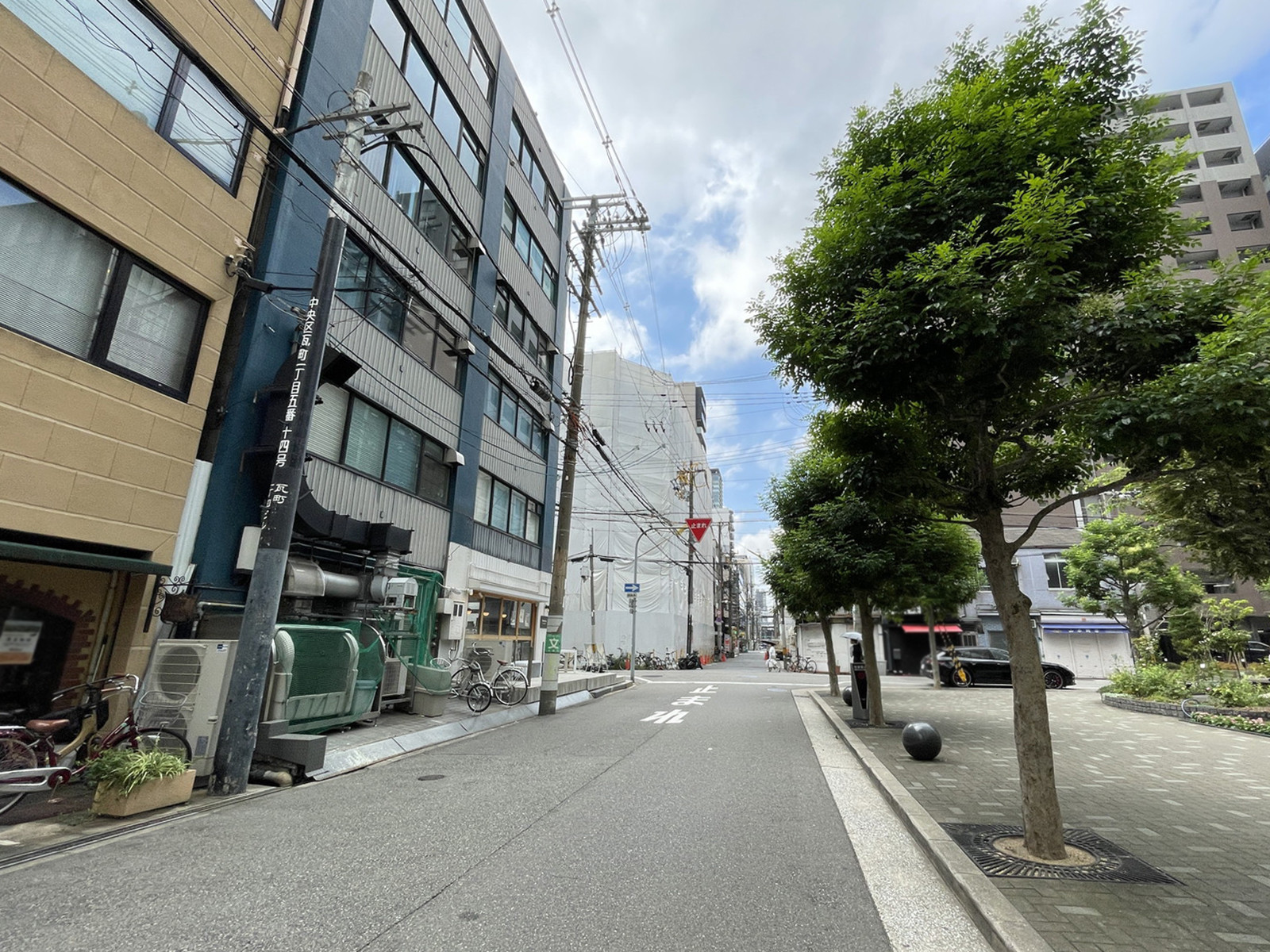 ヤスダEC瓦町ビル前面の通り