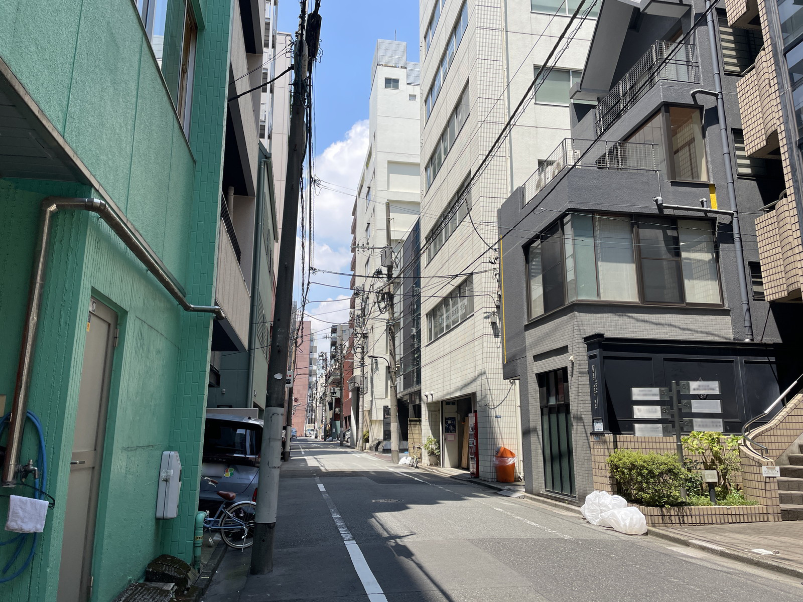 エクセル新宿御苑ビル前面の通り