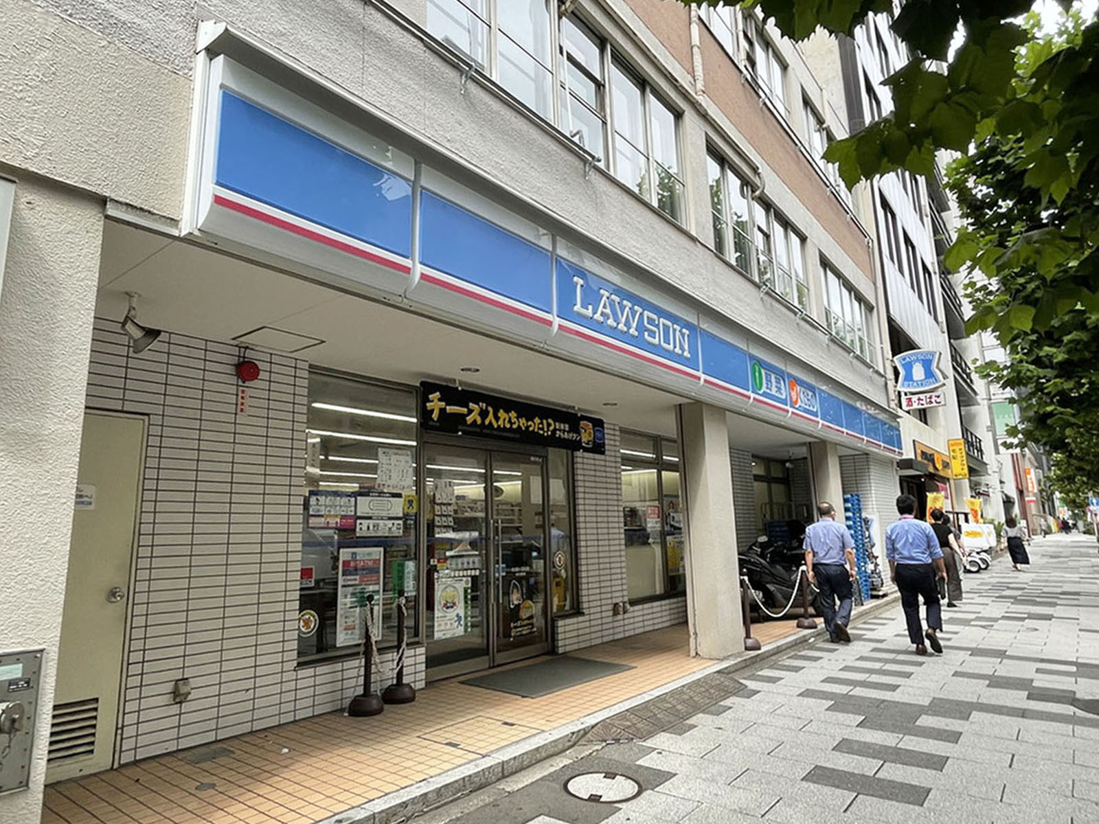 近くのローソン 新宿御苑駅前店