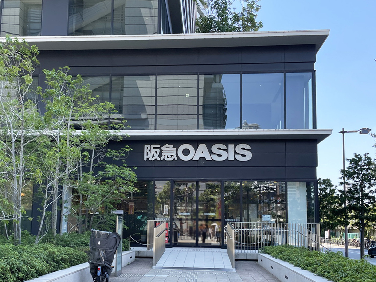 同じ通りにある阪急オアシス 中之島店