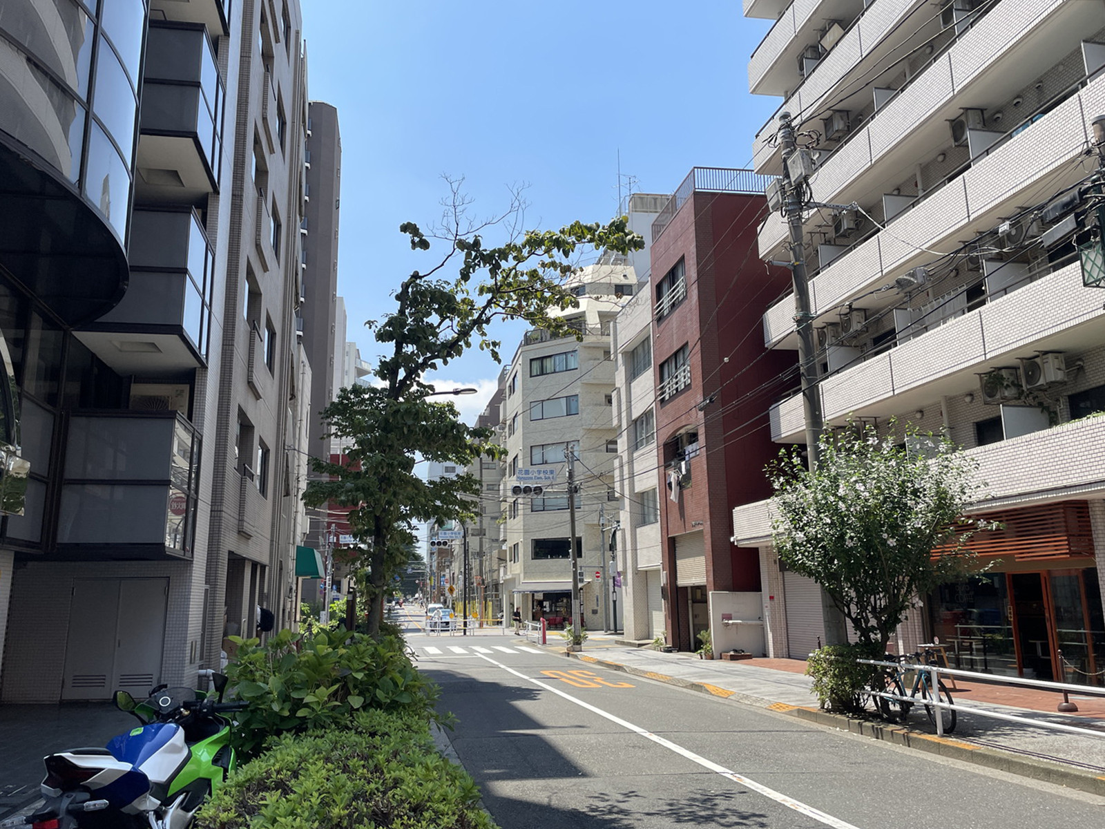 マーキュリースクエア前面の通り