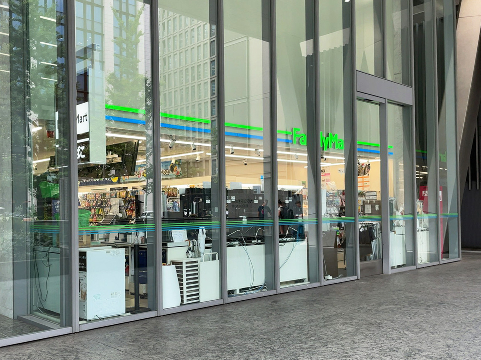 並びにあるファミリーマート 伏見町四丁目店