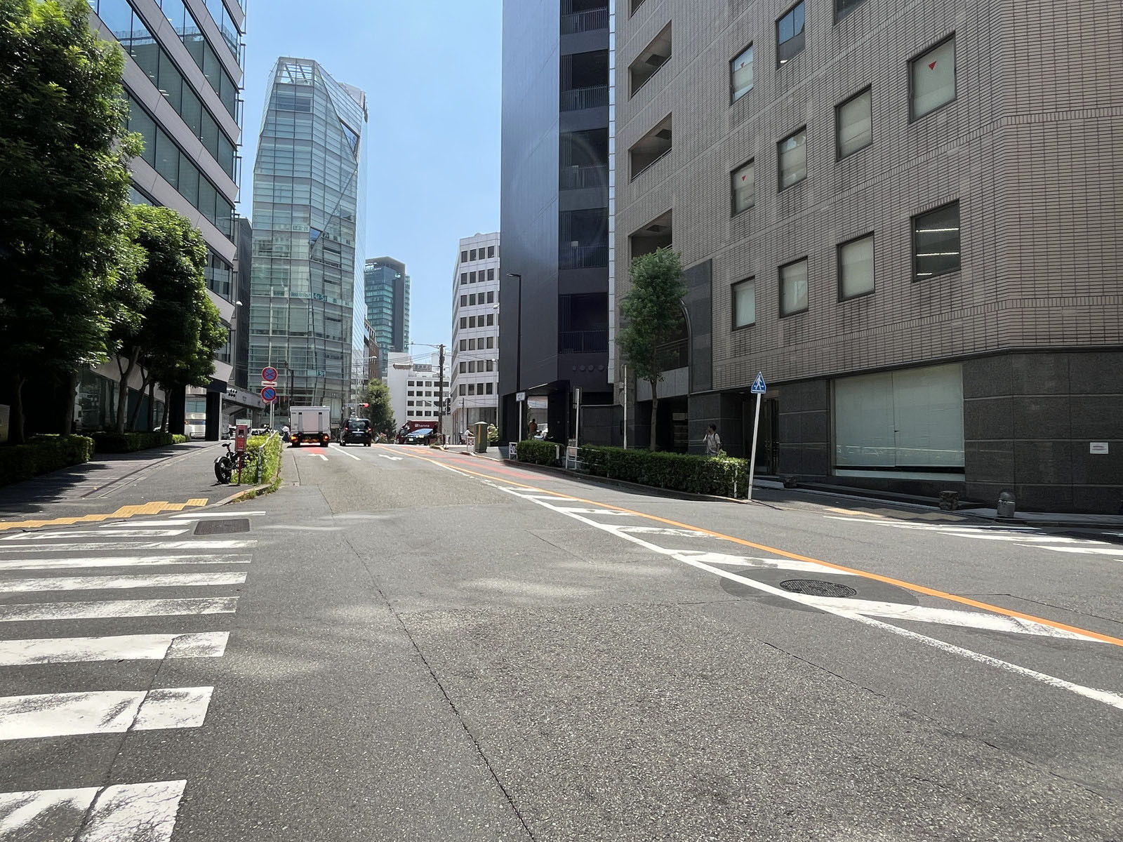 SK青山ビル前面の美竹通り