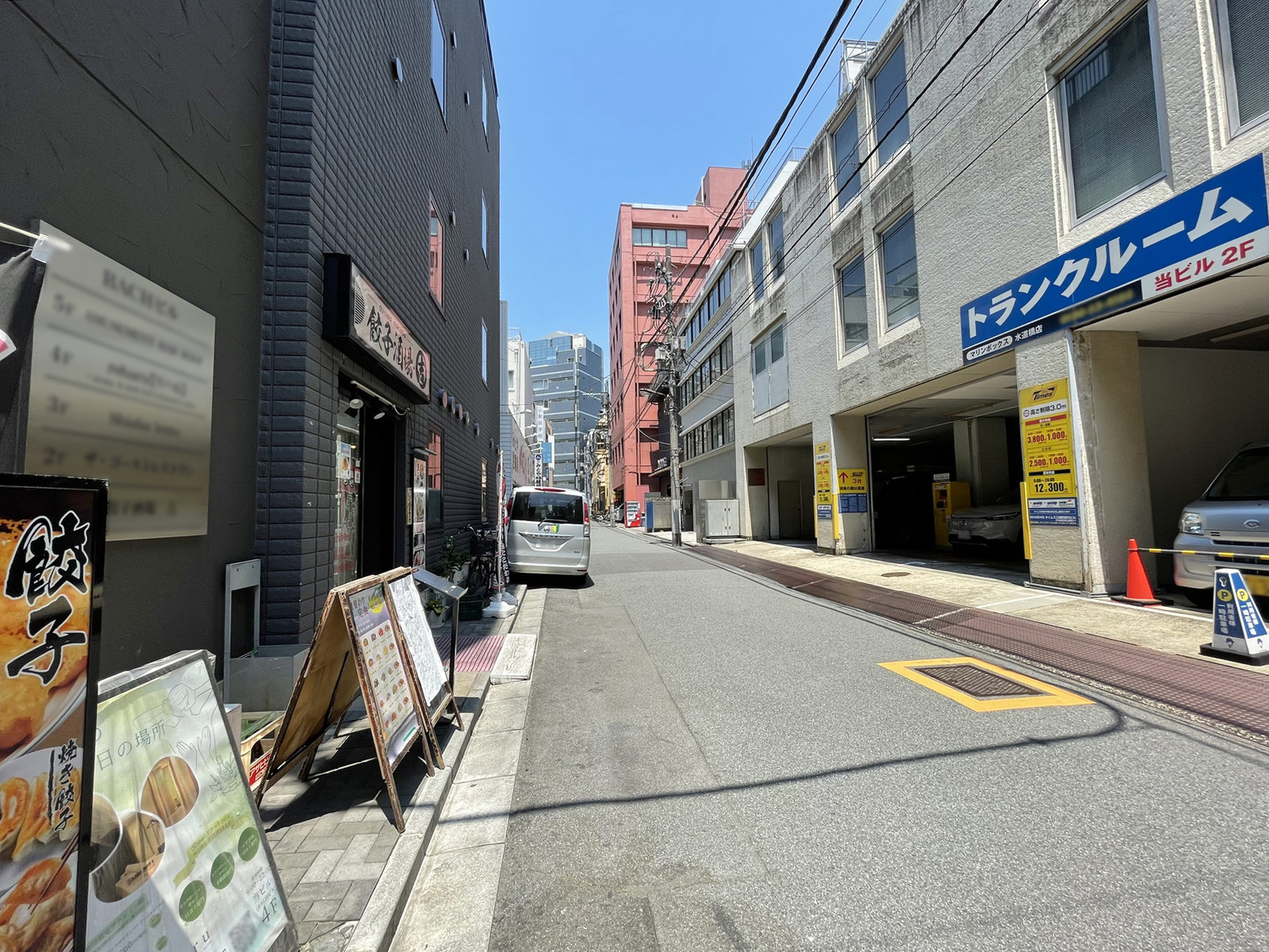 BACHビル前面の通り
