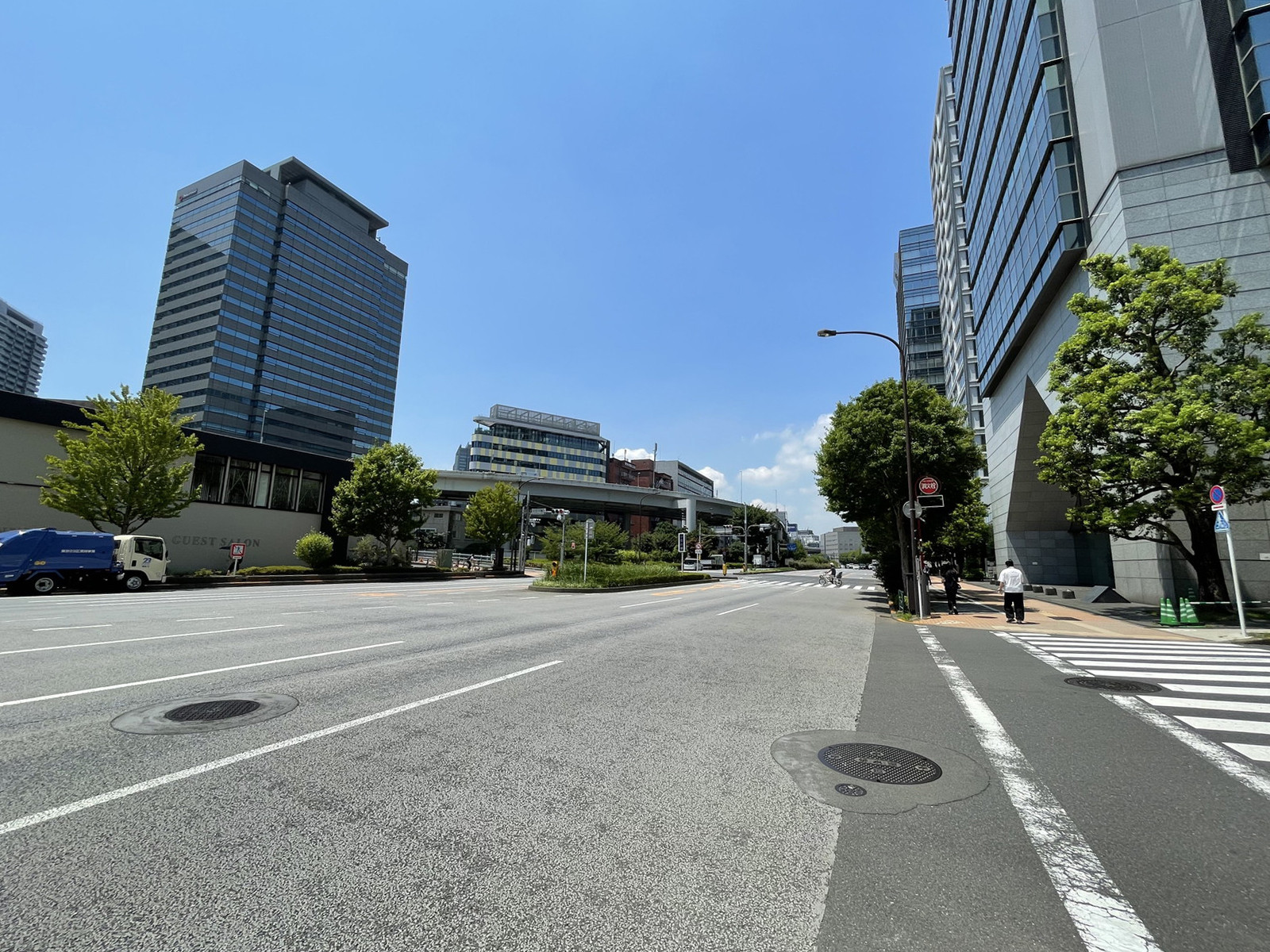 後楽1丁目ビル前面の外堀通り