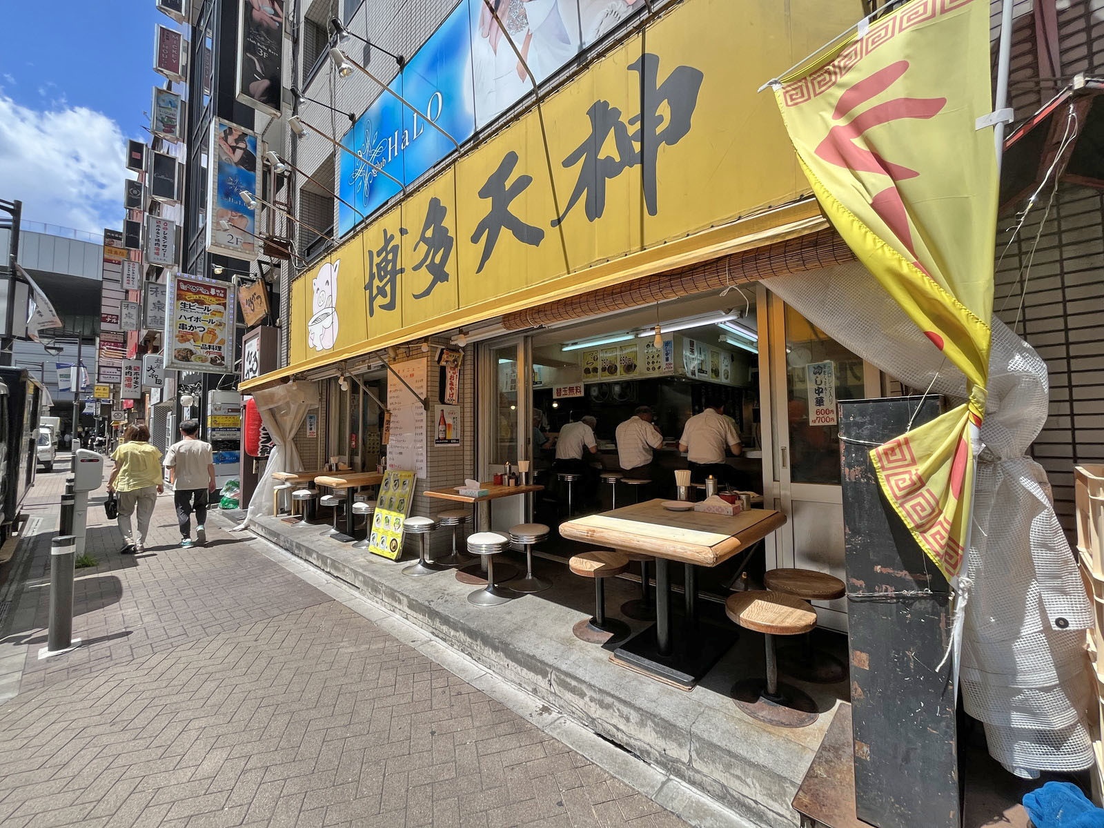 付近には飲食店が充実