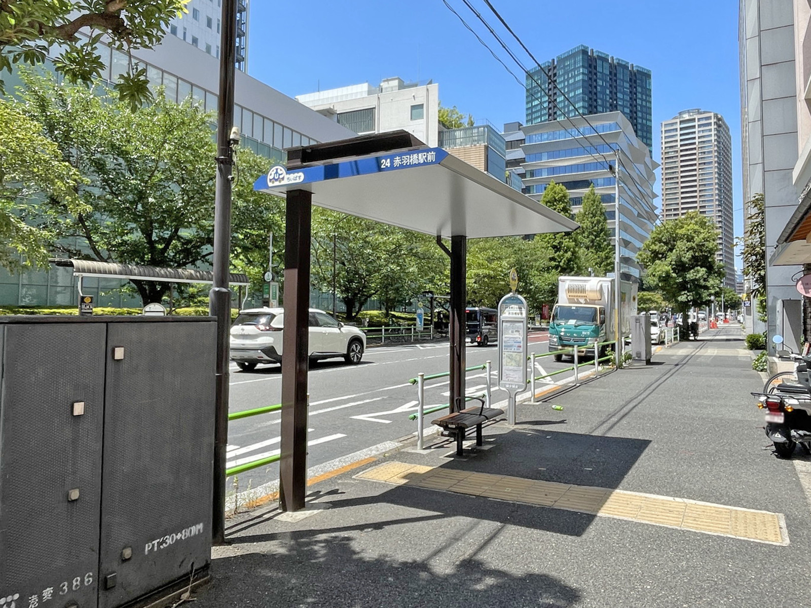 近くのバス停「赤羽橋駅前」