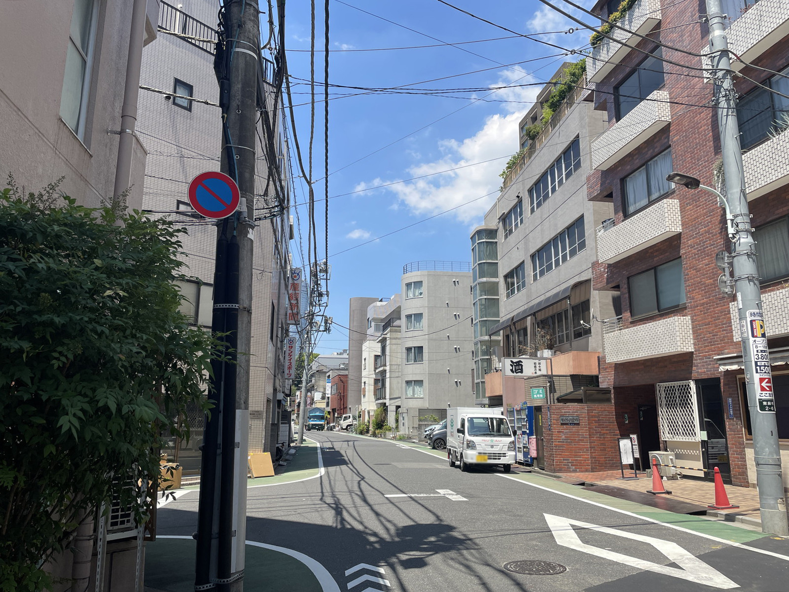 タトルビル前面の通り