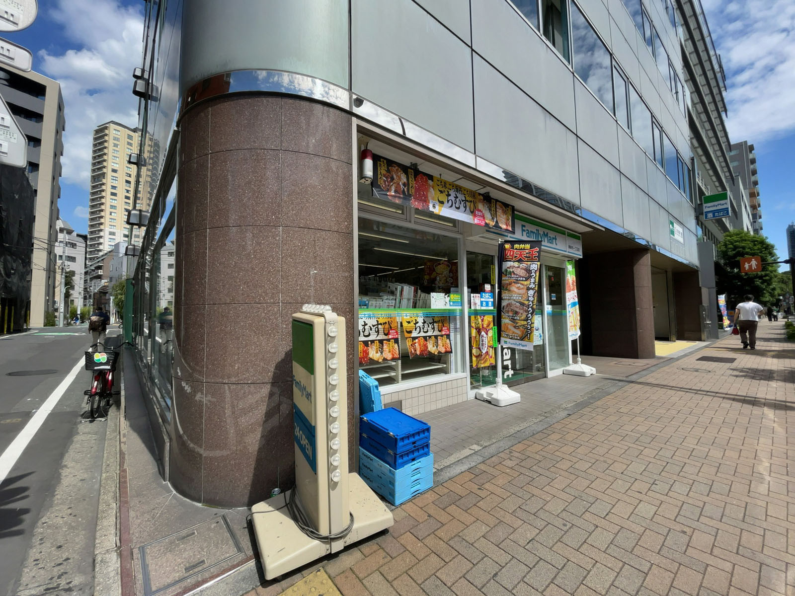 徒歩2分のファミリーマート 東麻布一丁目店