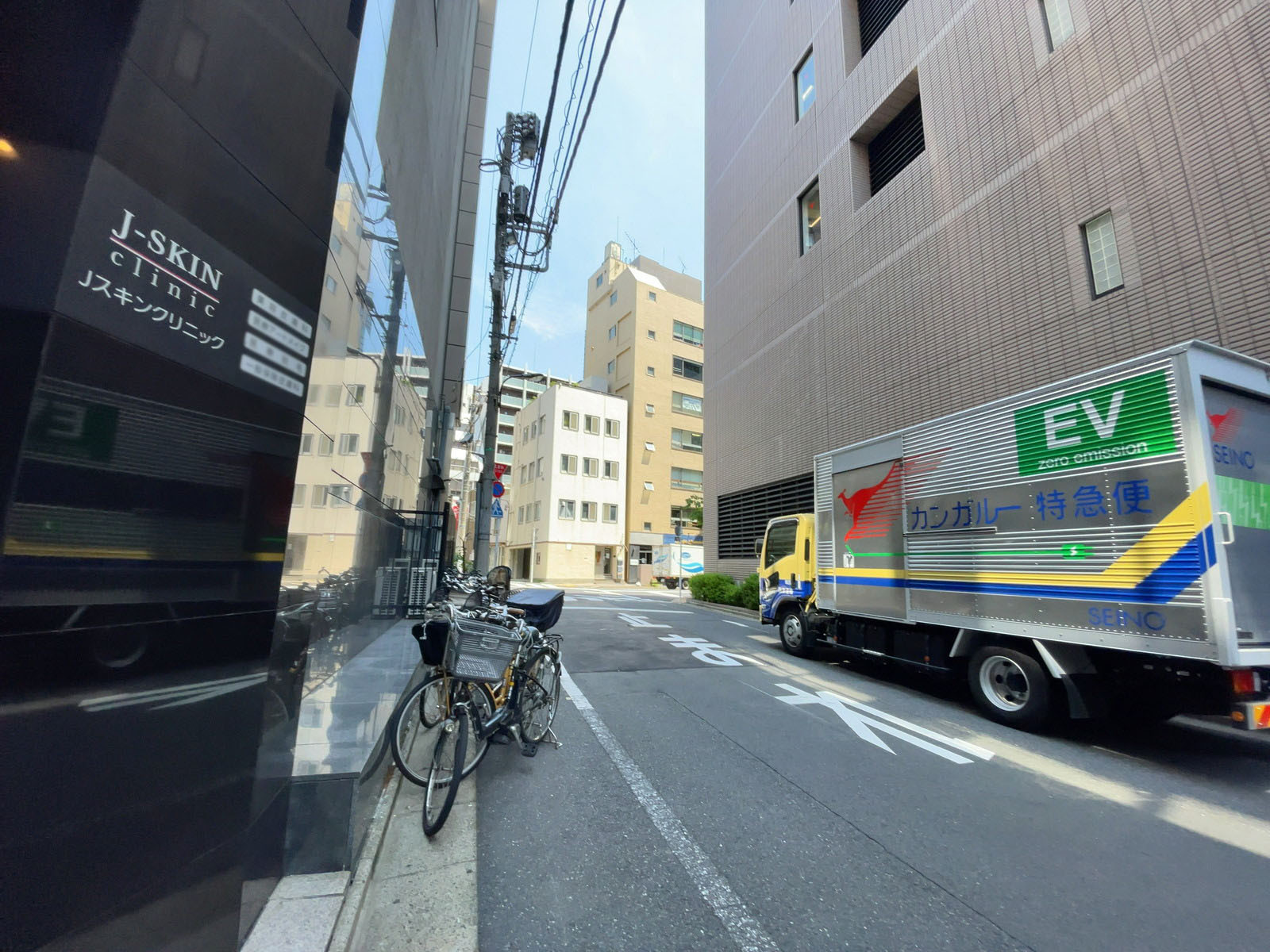 新富ミハマビル前面の通り