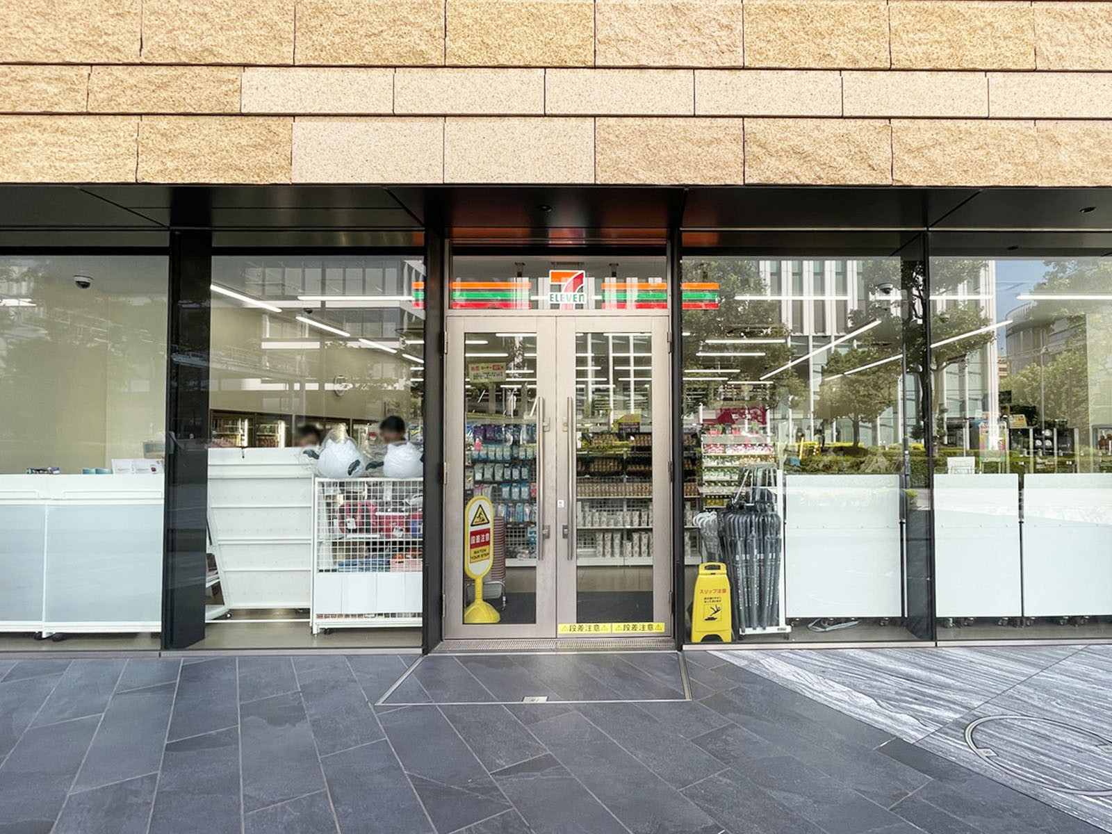 向かいのセブン-イレブン横浜シンフォステージ店