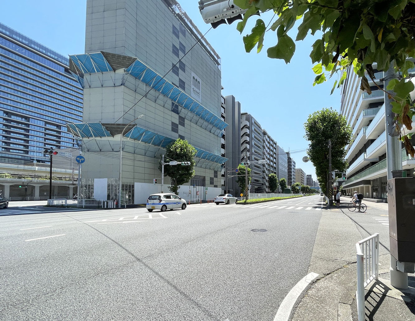 横浜花咲ビル前面の新横浜通り