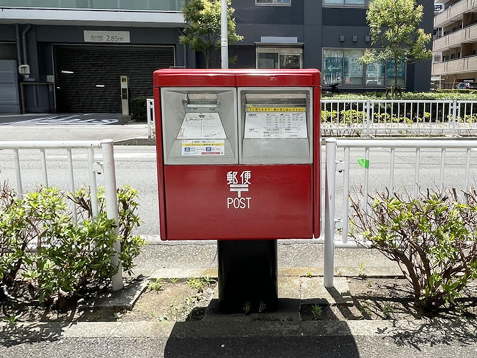 ビル前の郵便ポスト