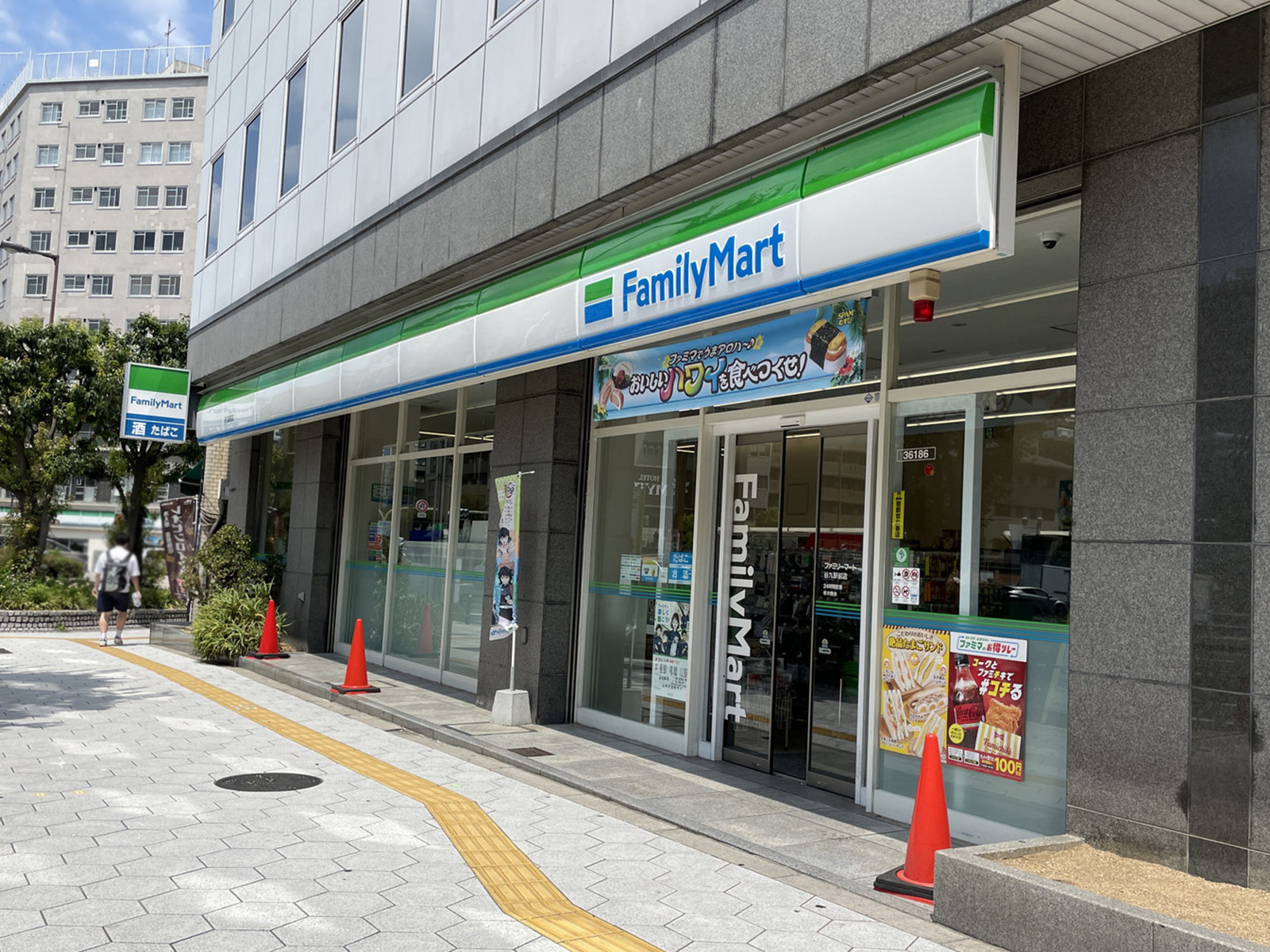 同じ通りにあるファミリーマート 谷九駅前店