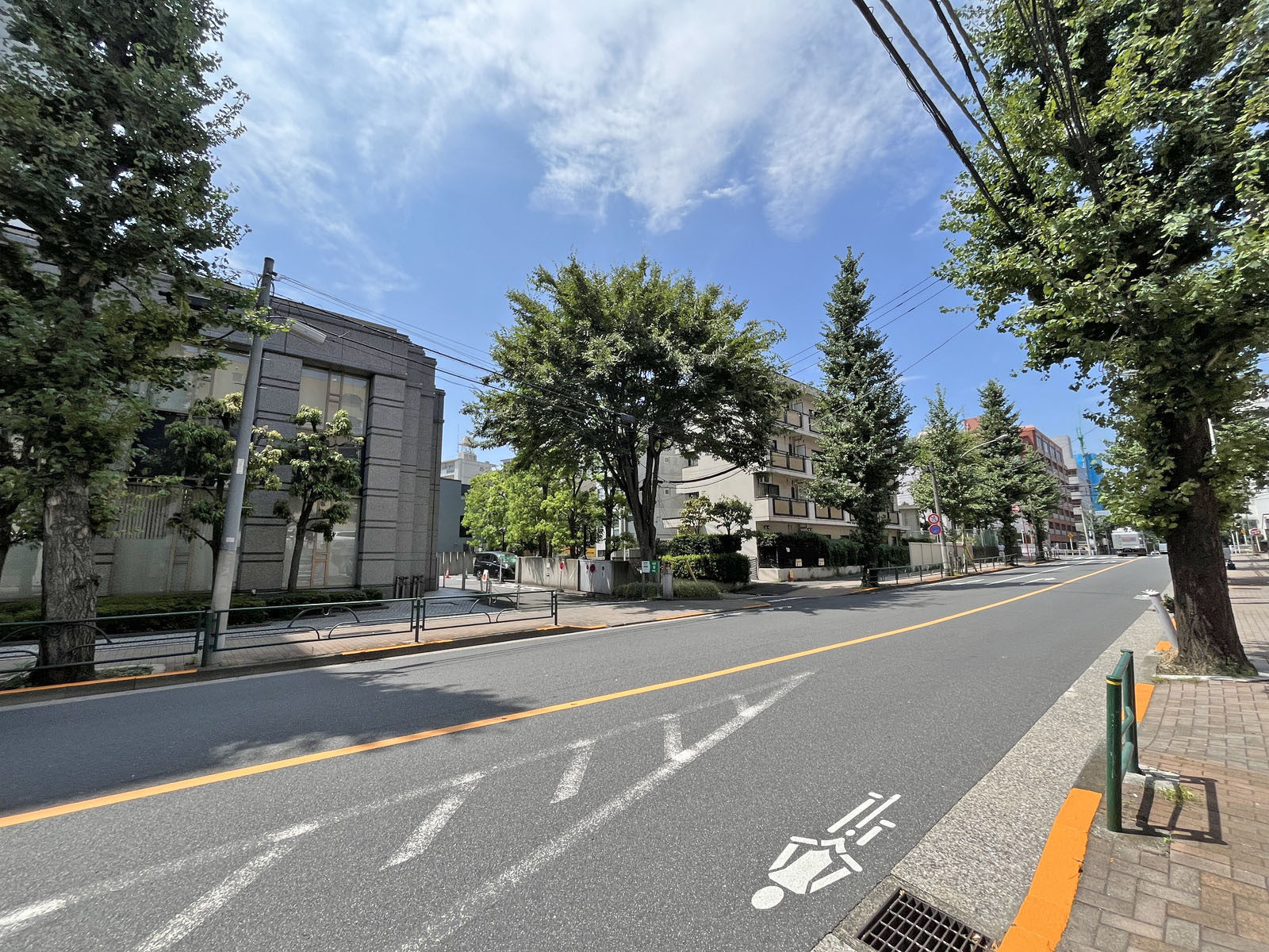 JMFビル笹塚01前面の中野通り