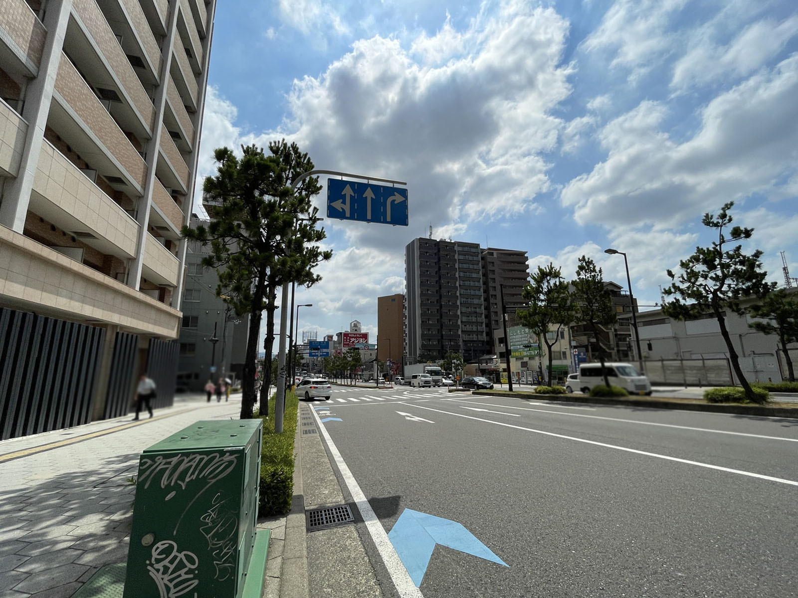 上本町NEXTAGEビル前面の通り