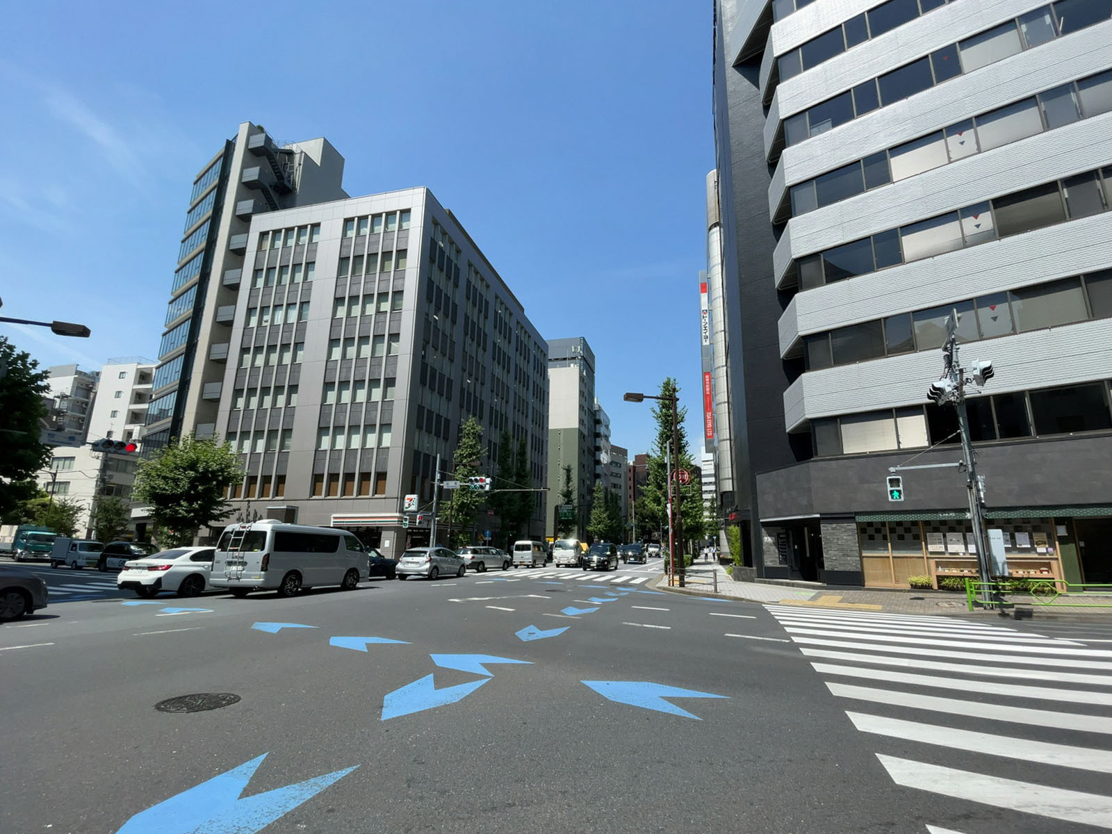 近くの鍛冶橋通り