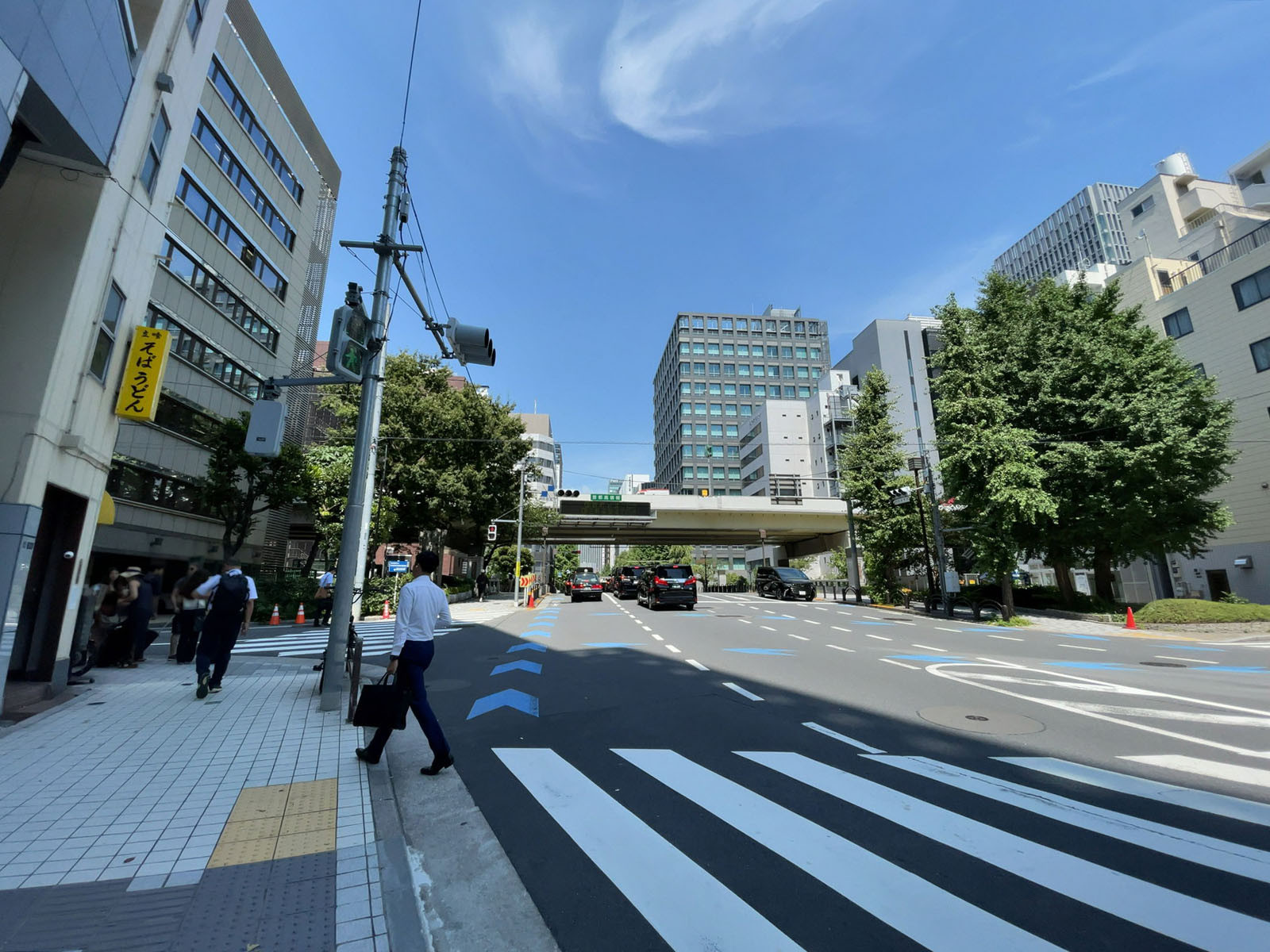 UUR京橋イーストビル前面の通り