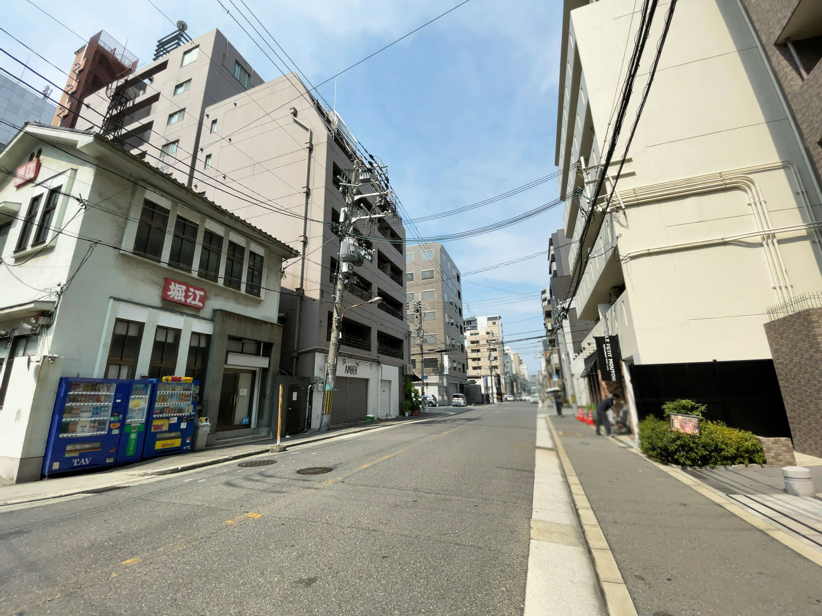リスロンビル前面の通り