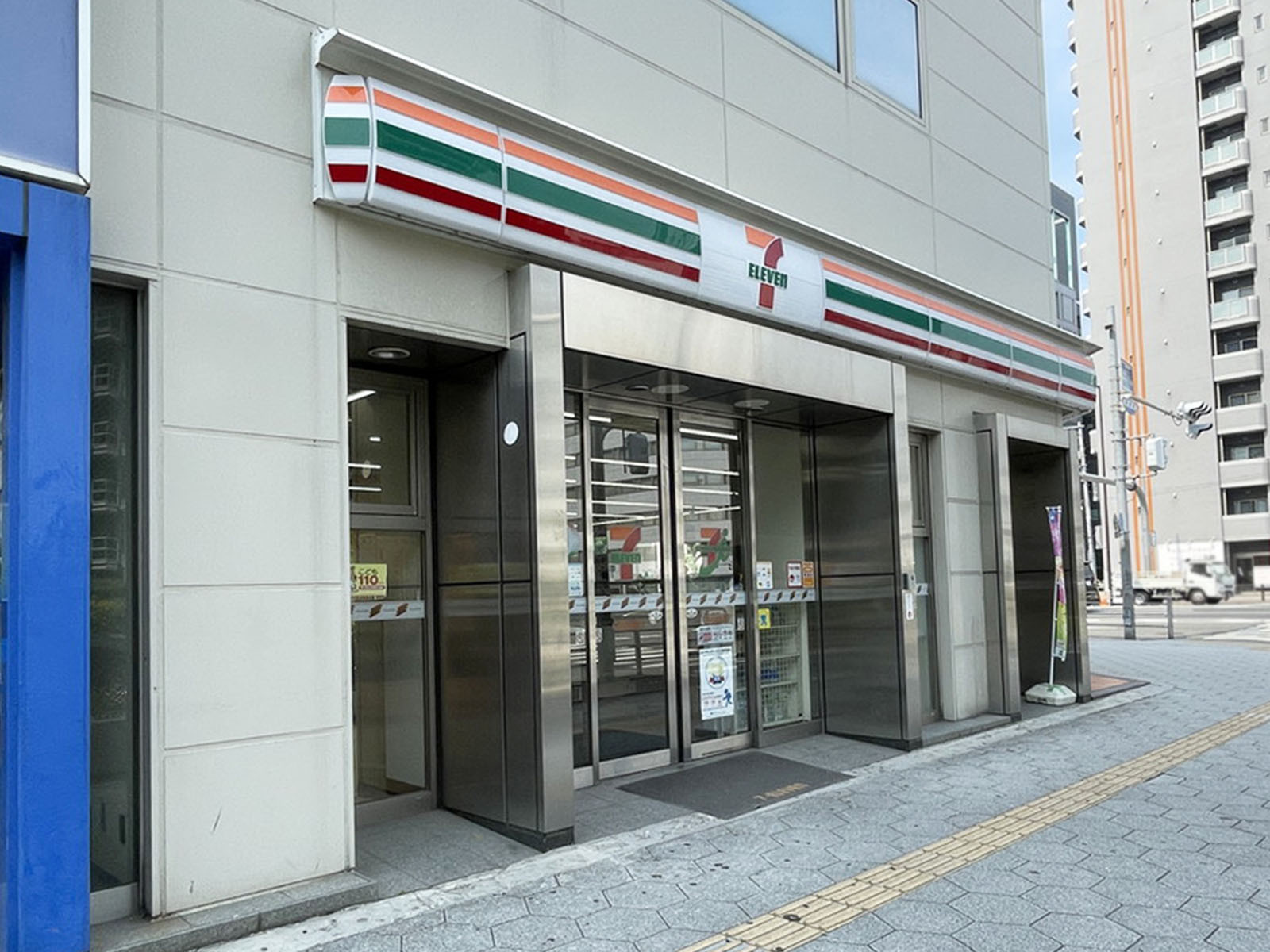 並びにあるセブン-イレブン 大阪西大橋駅前店