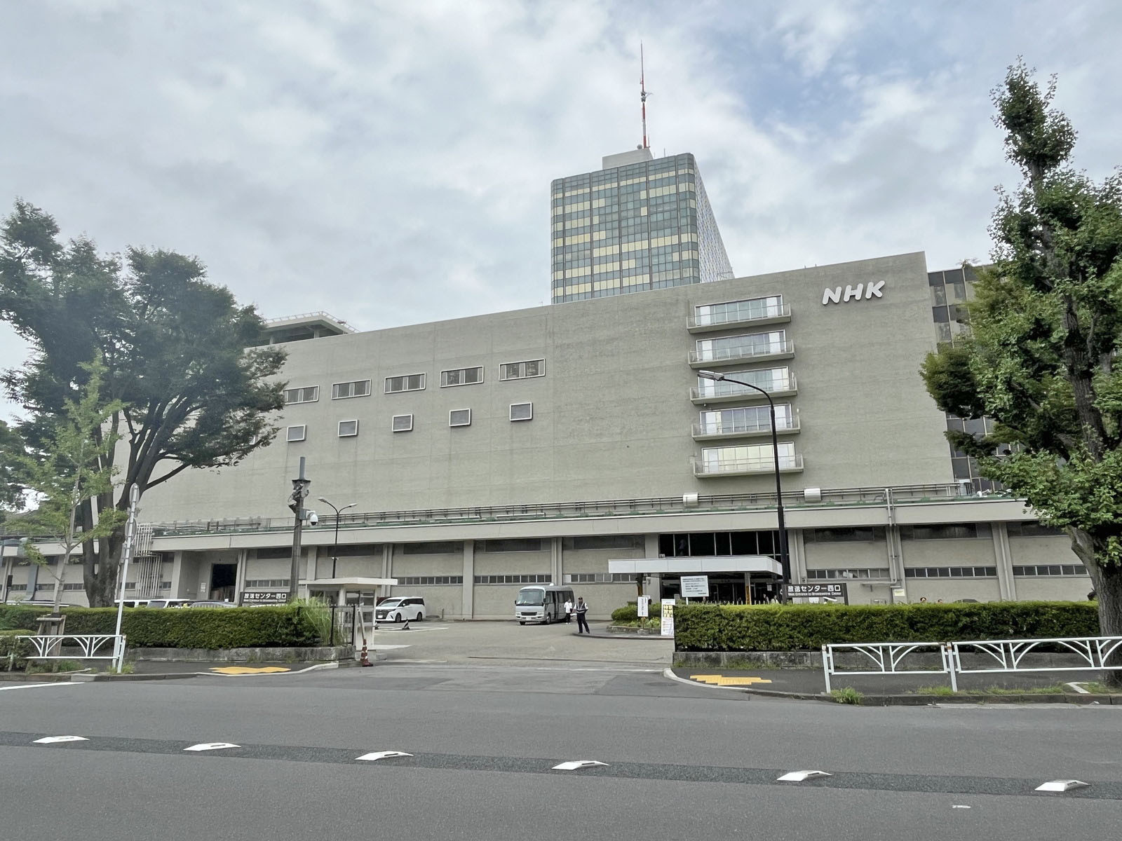 向かいの通りのNHK放送センター