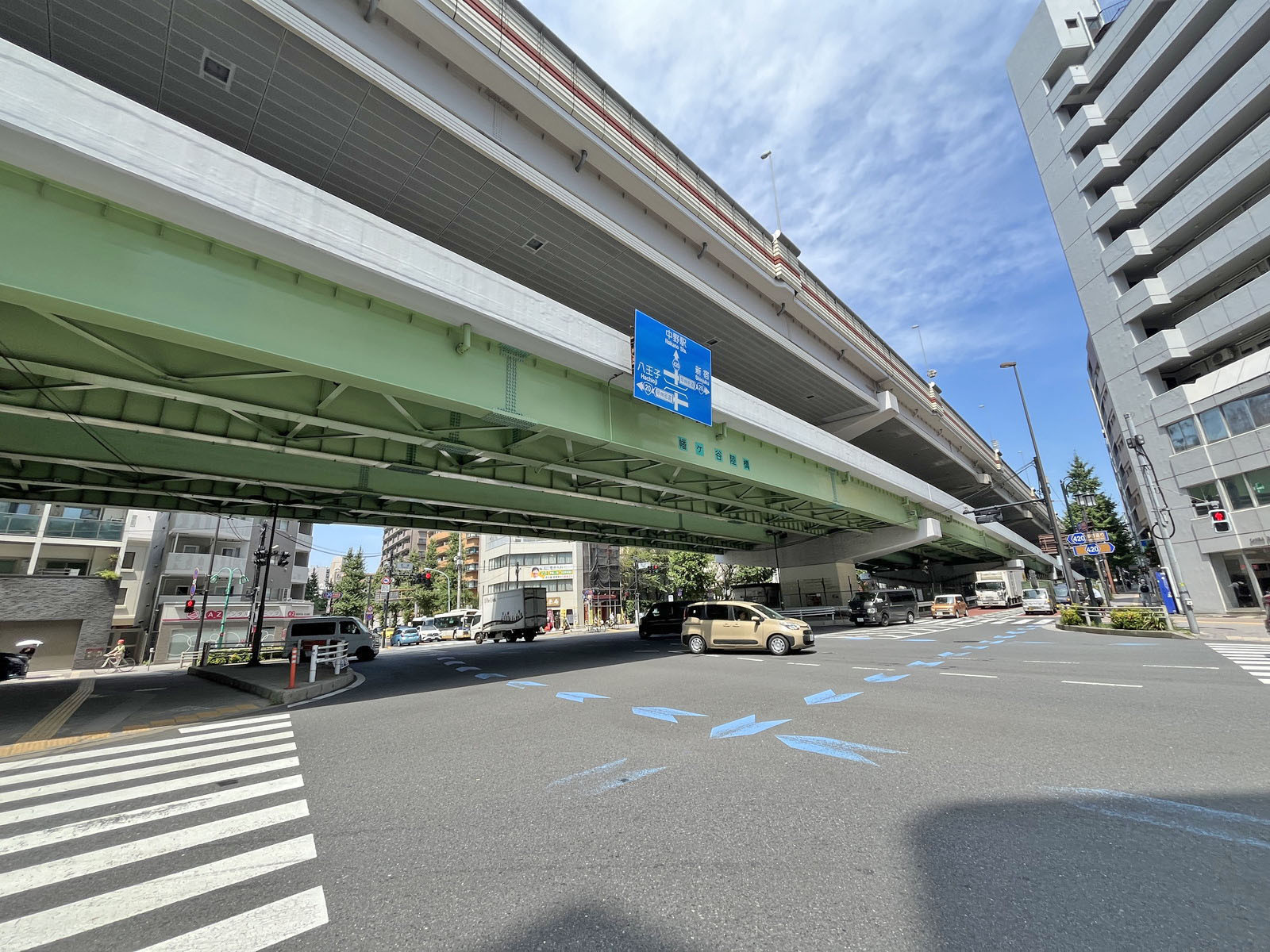 千葉ビル前面の甲州街道