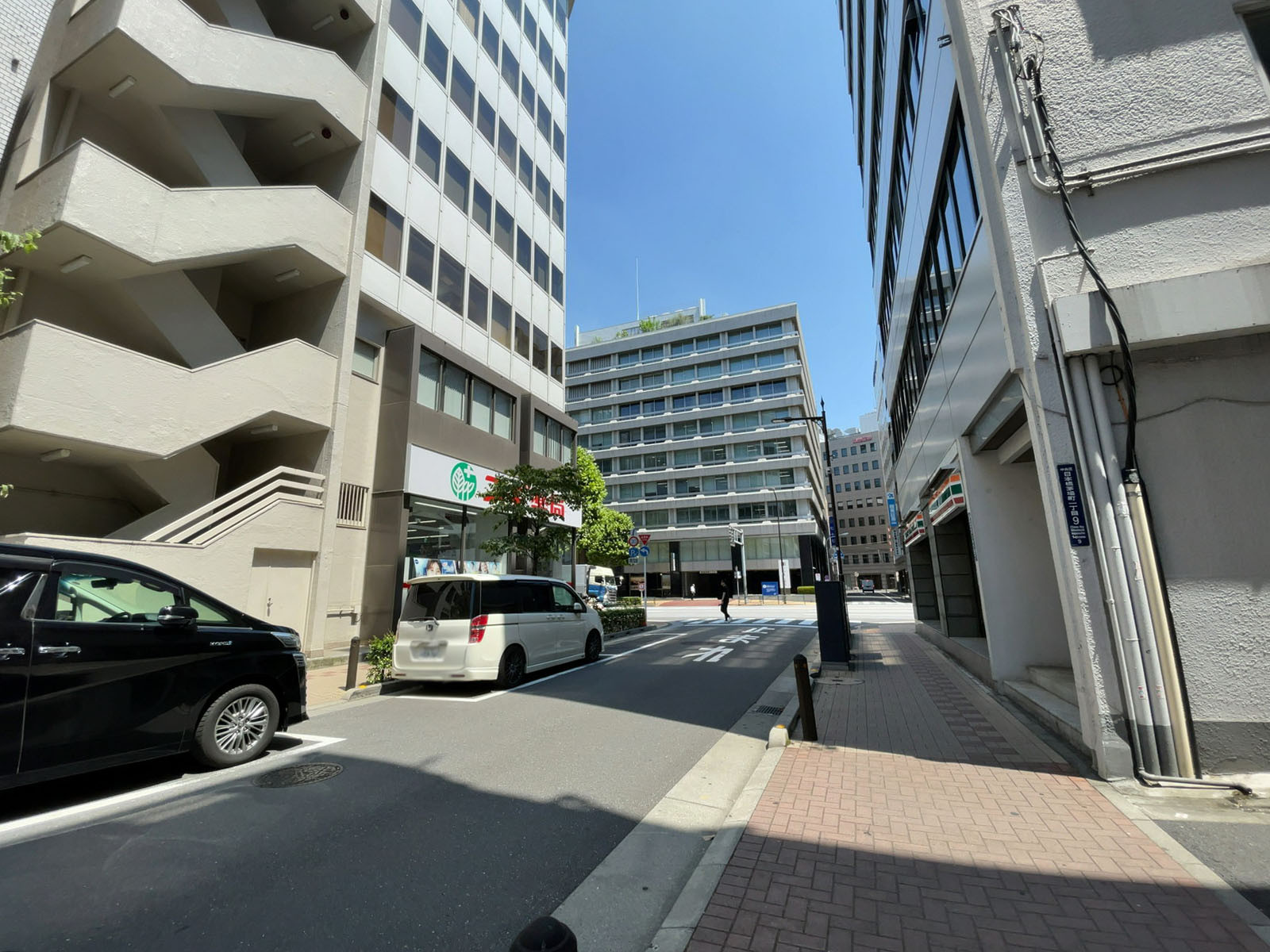 グリンヒルビル前面の通り
