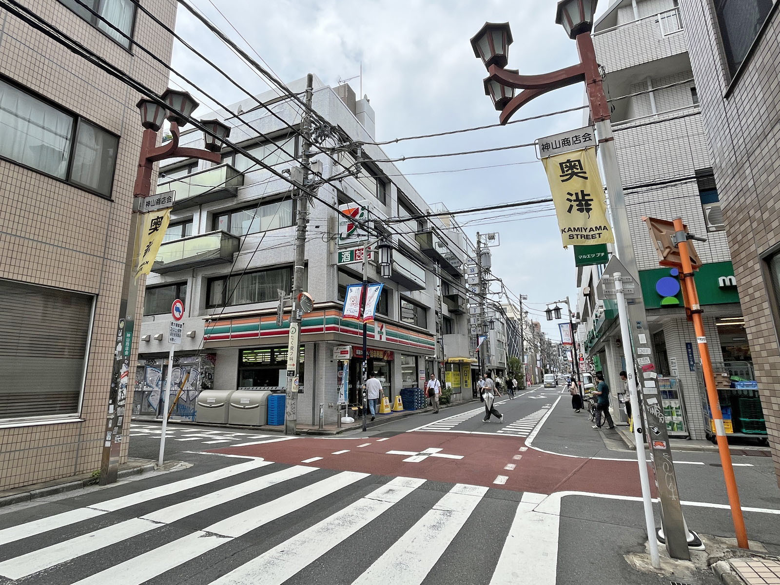 徒歩1分の富ヶ谷一丁目通り(奥渋)