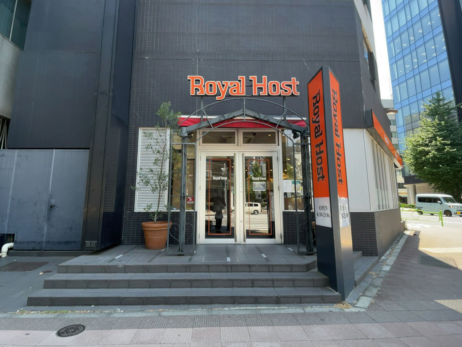 徒歩2分のロイヤルホスト八丁堀店